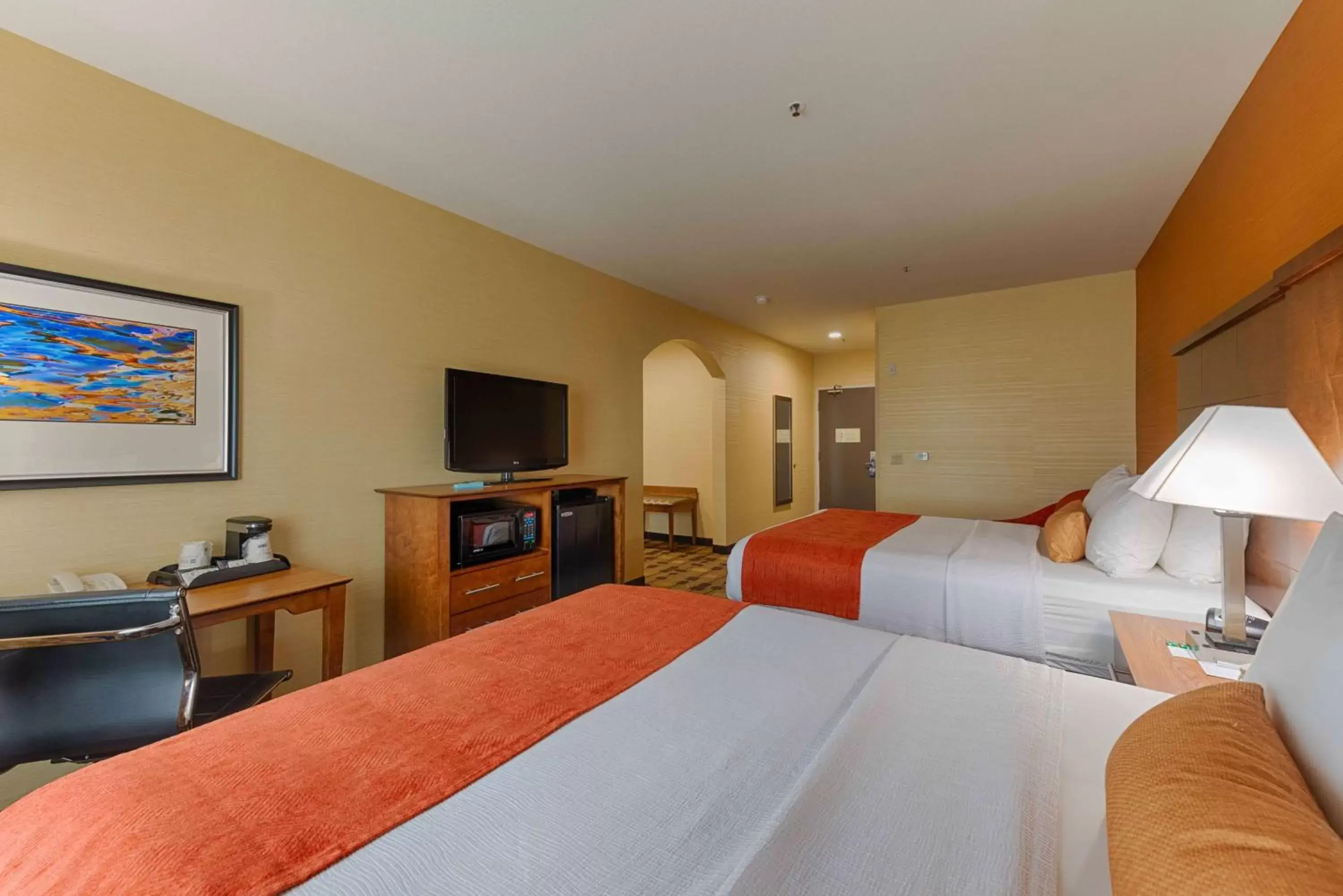 Seating area, Bed in Best Western Plus Delta Inn & Suites
