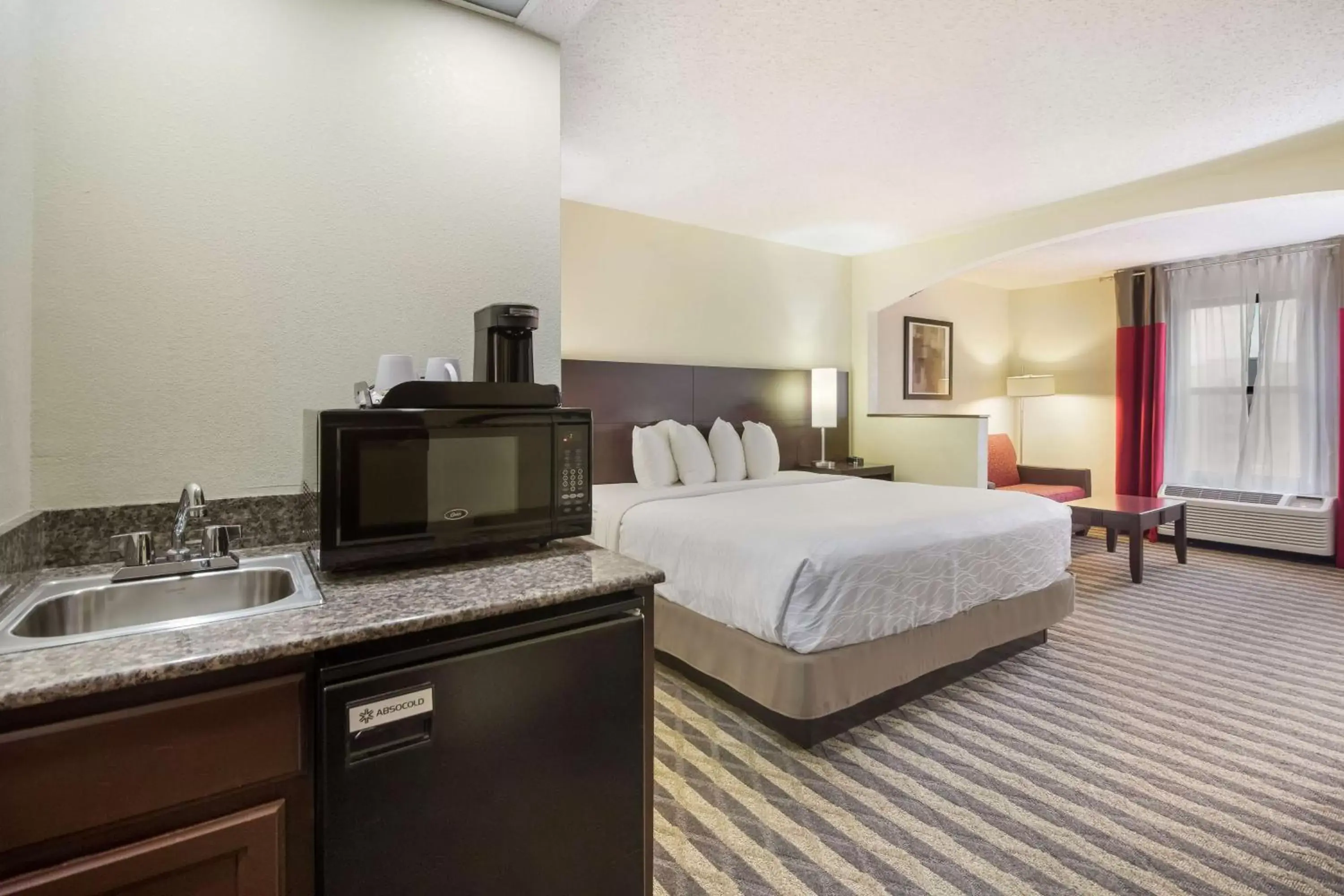 Bedroom in Best Western Suites near Opryland