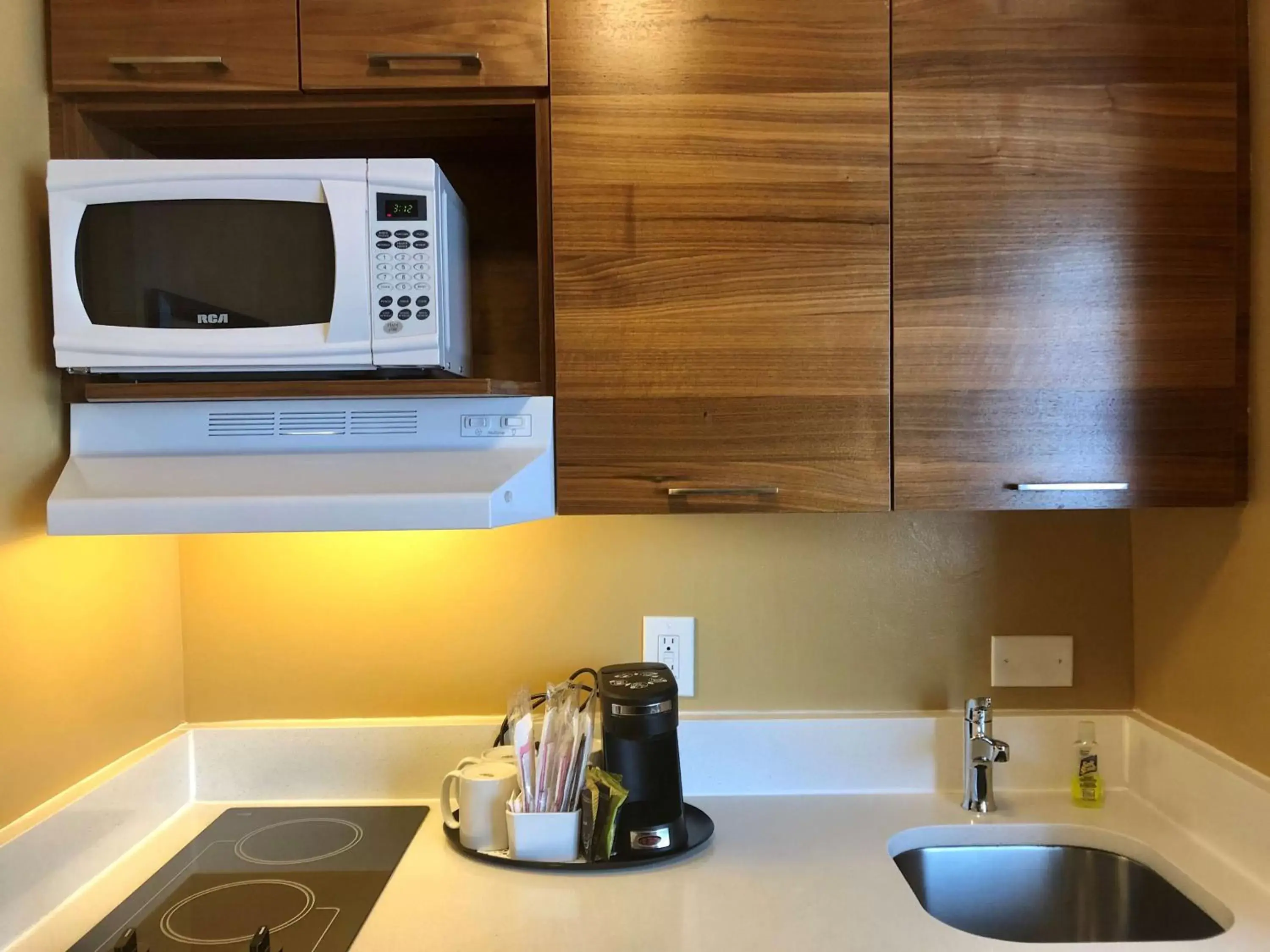 Kitchen or kitchenette, Kitchen/Kitchenette in Best Western Plus Suites Downtown Calgary