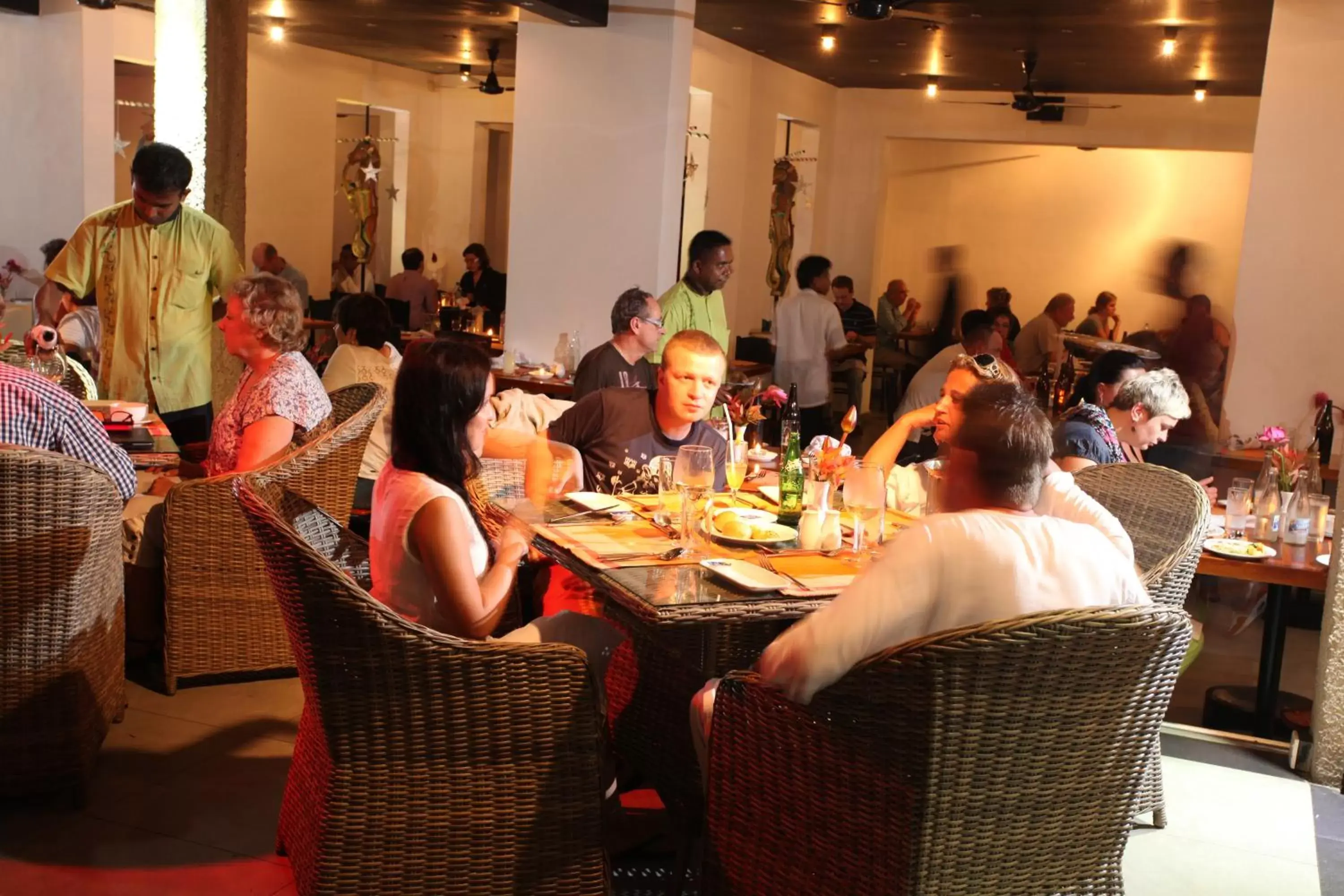 Restaurant/Places to Eat in Thilanka Hotel