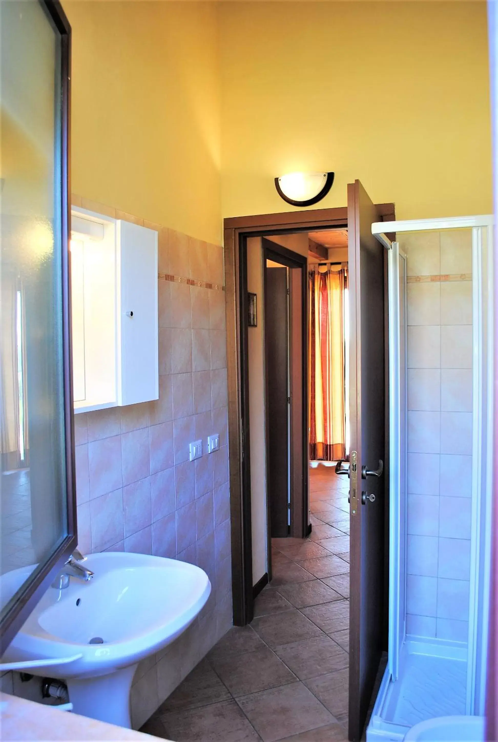Shower, Bathroom in AGRITURISMO MELOGRANO D'ORO
