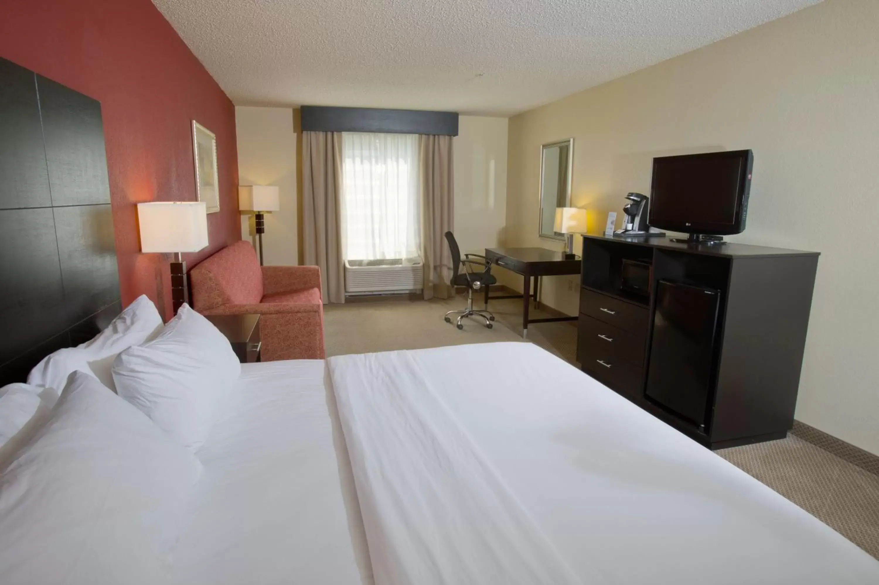 Photo of the whole room, TV/Entertainment Center in Holiday Inn Express New Albany, an IHG Hotel