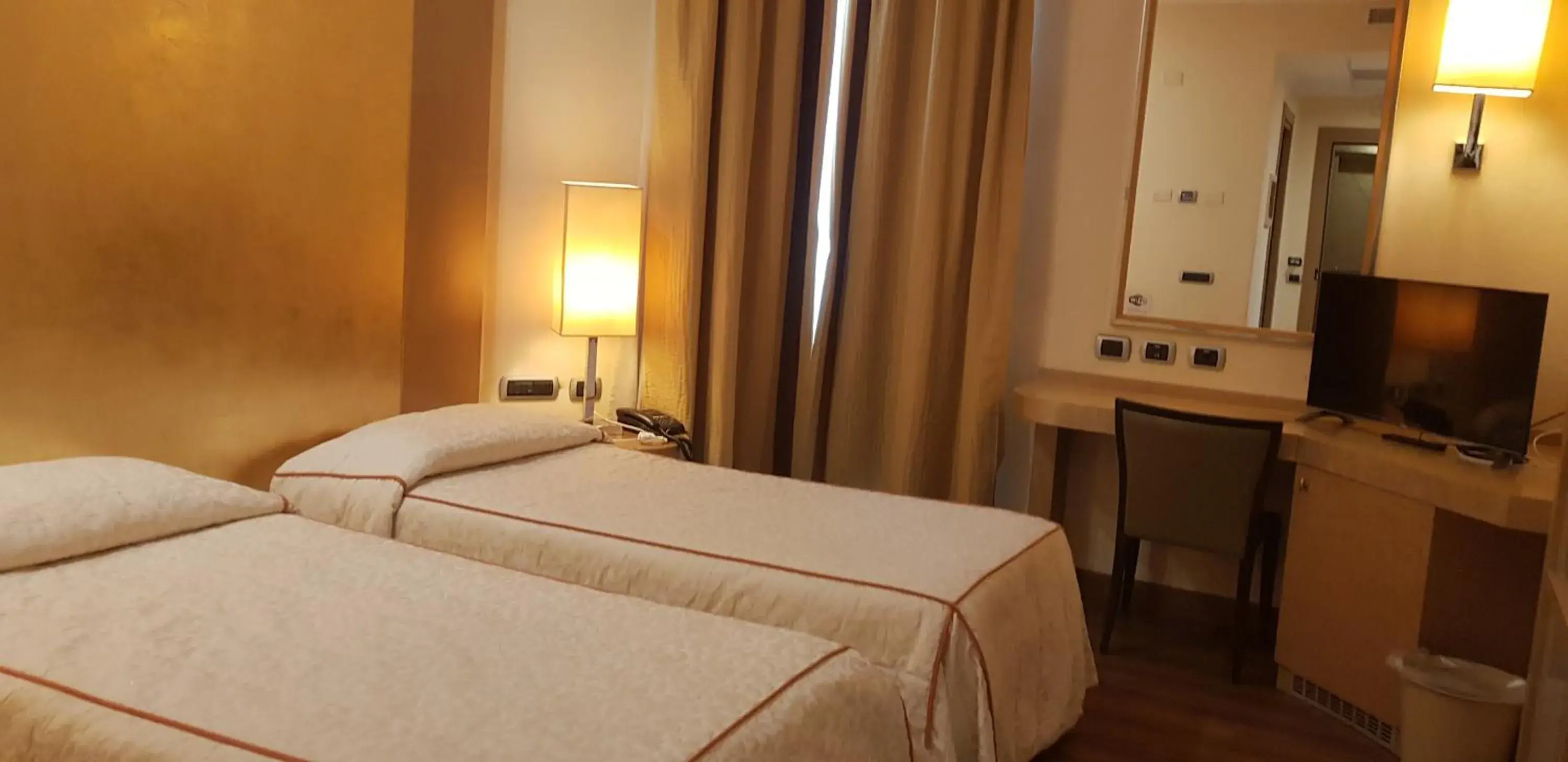 Bedroom, Bed in Hotel Tiffany Milano