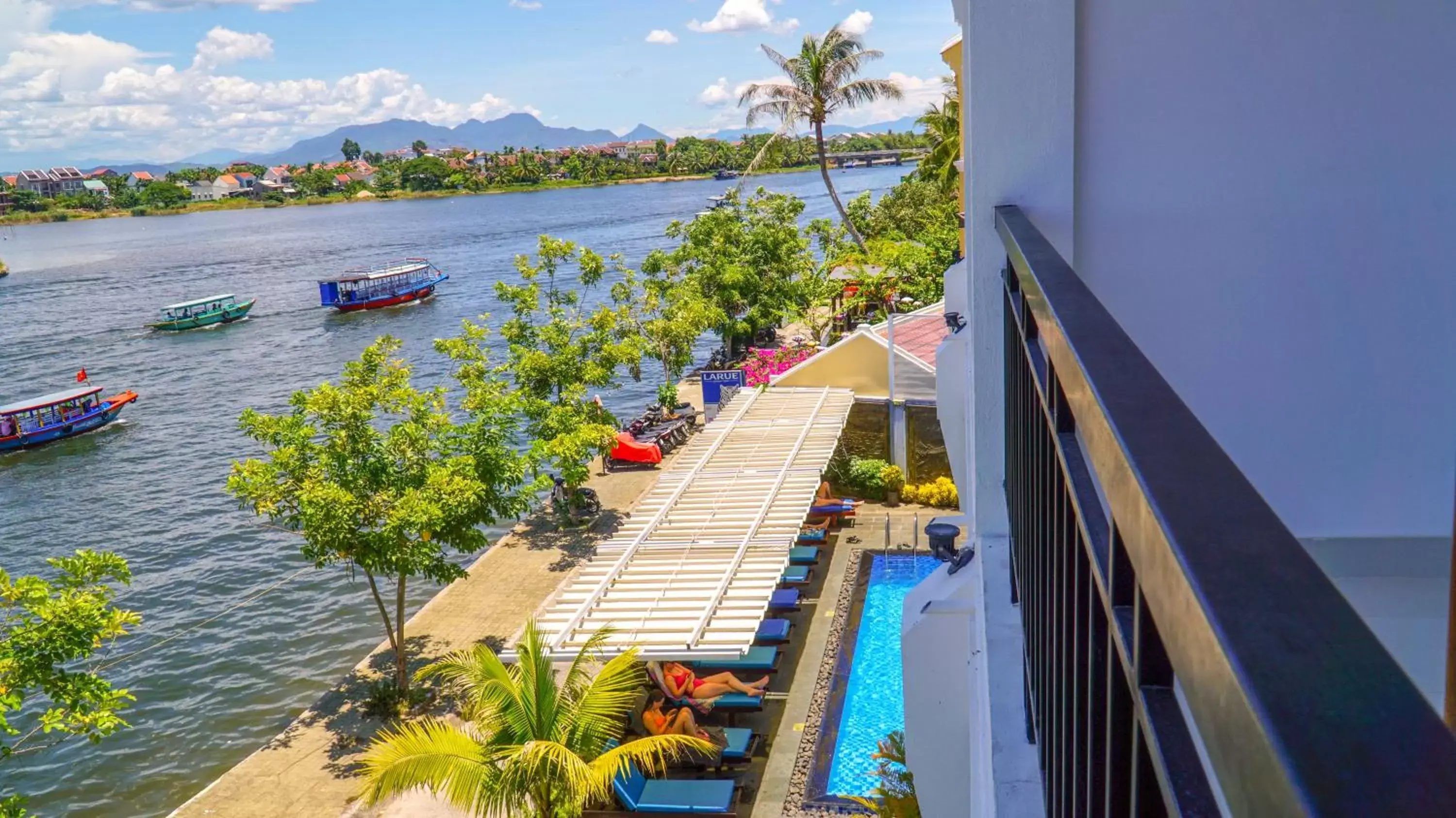 Nearby landmark, Balcony/Terrace in Riverside White House Hotel