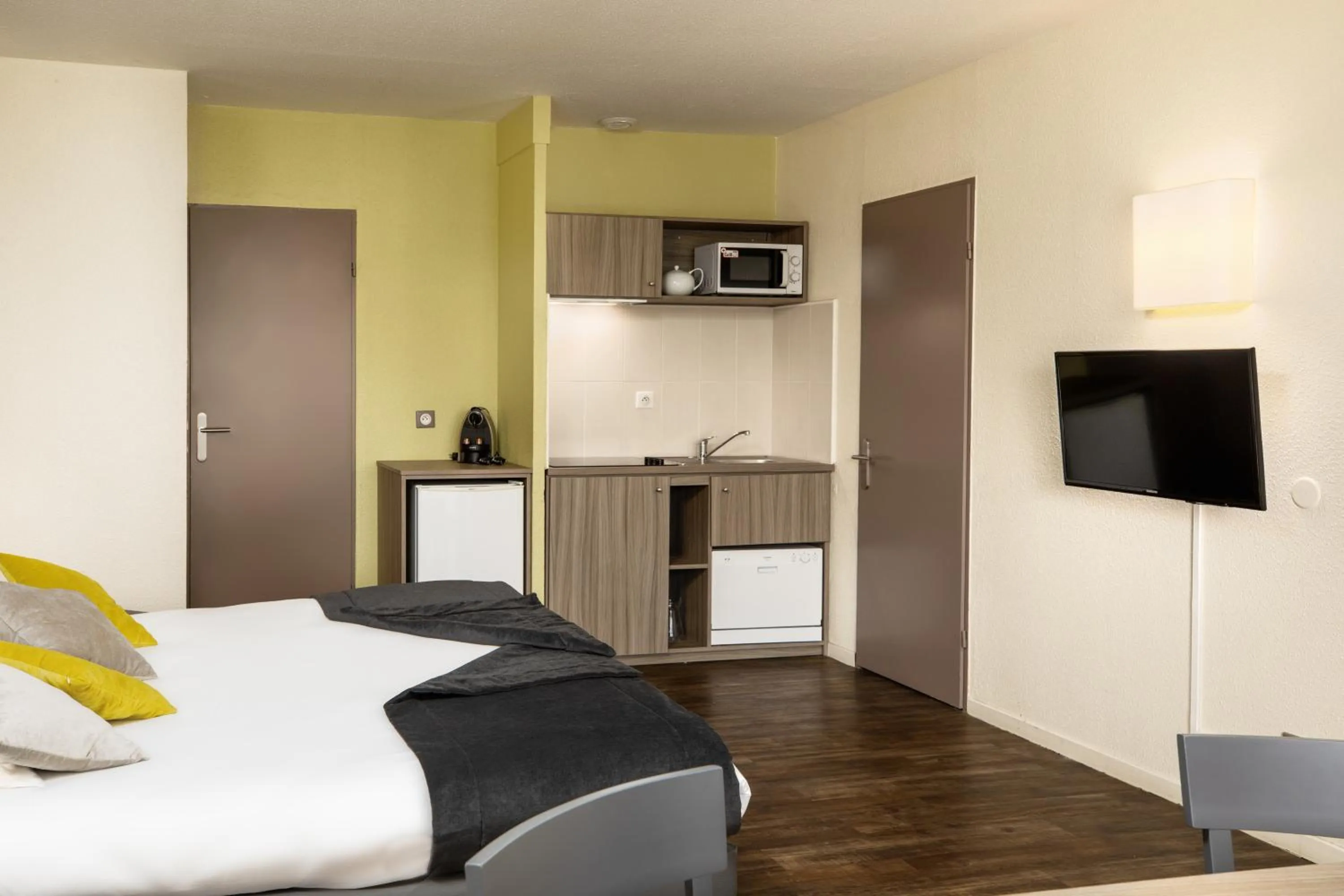 Photo of the whole room, Bed in SOWELL Family Les Amandiers