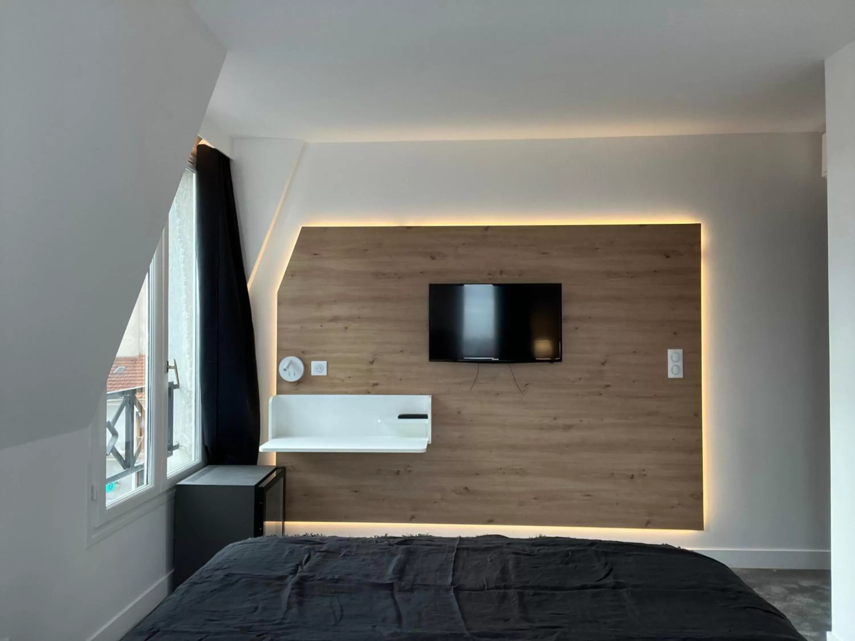 Bedroom, TV/Entertainment Center in Paris Saint Cloud Hôtel