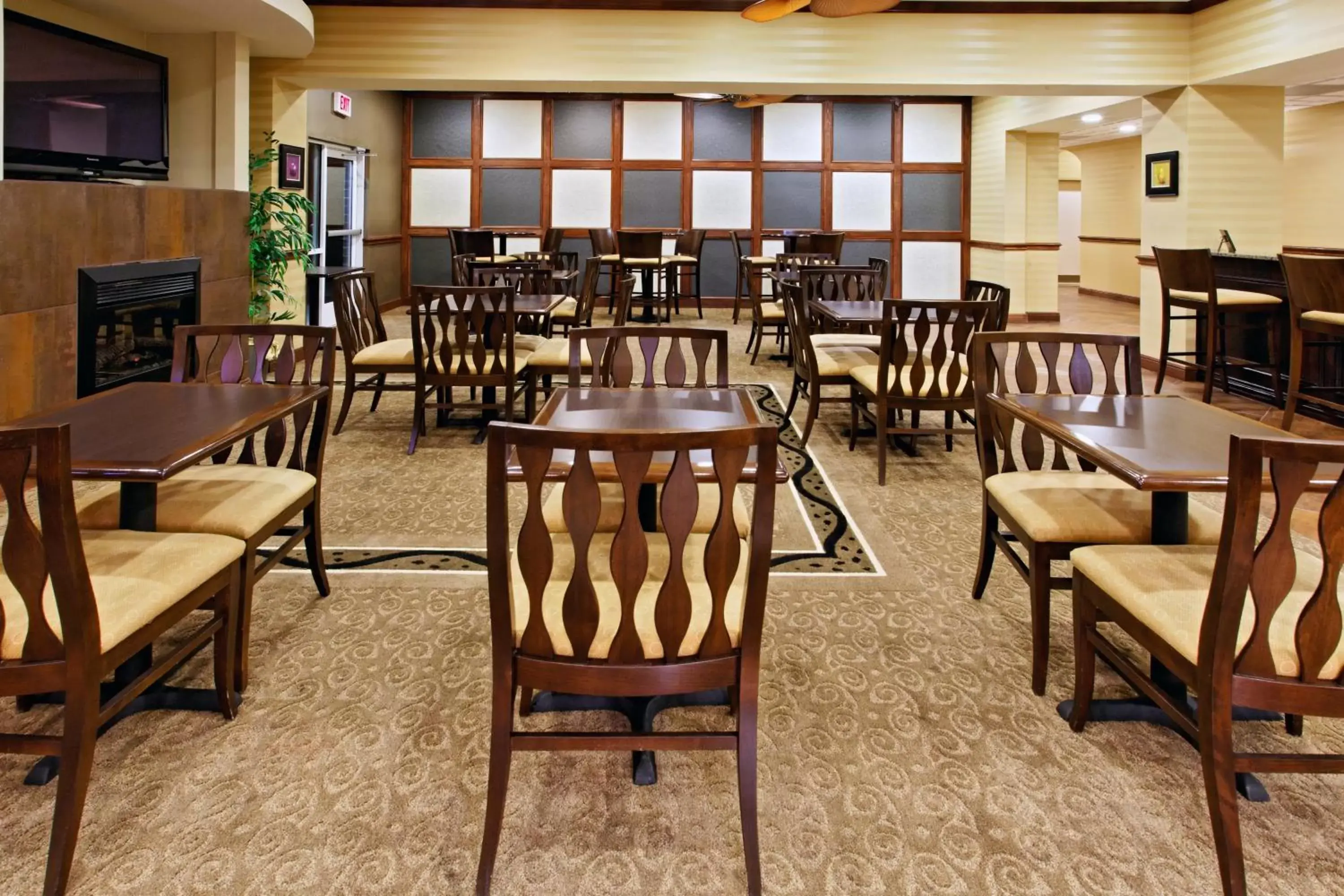 Restaurant/Places to Eat in Holiday Inn Express Hotel & Suites Cleburne, an IHG Hotel