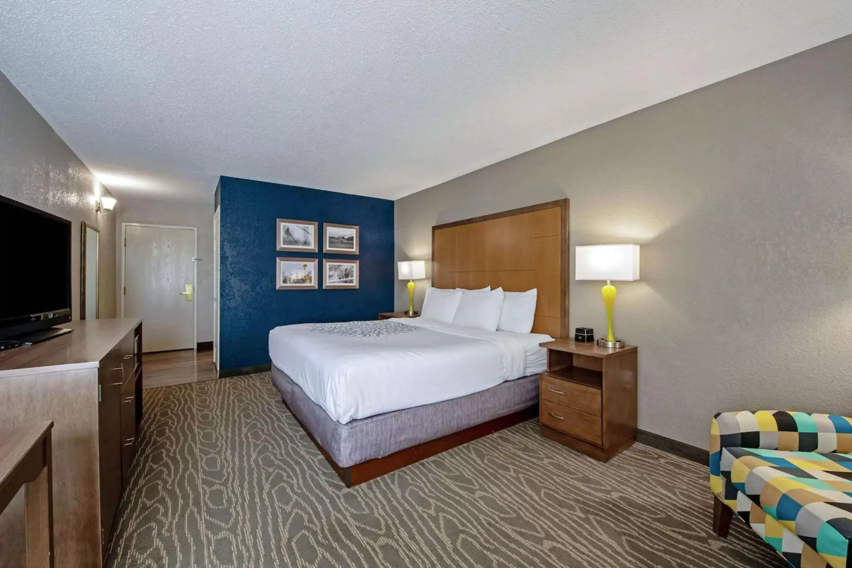 Bedroom, Bed in Comfort Inn & Suites Tipp City - I-75