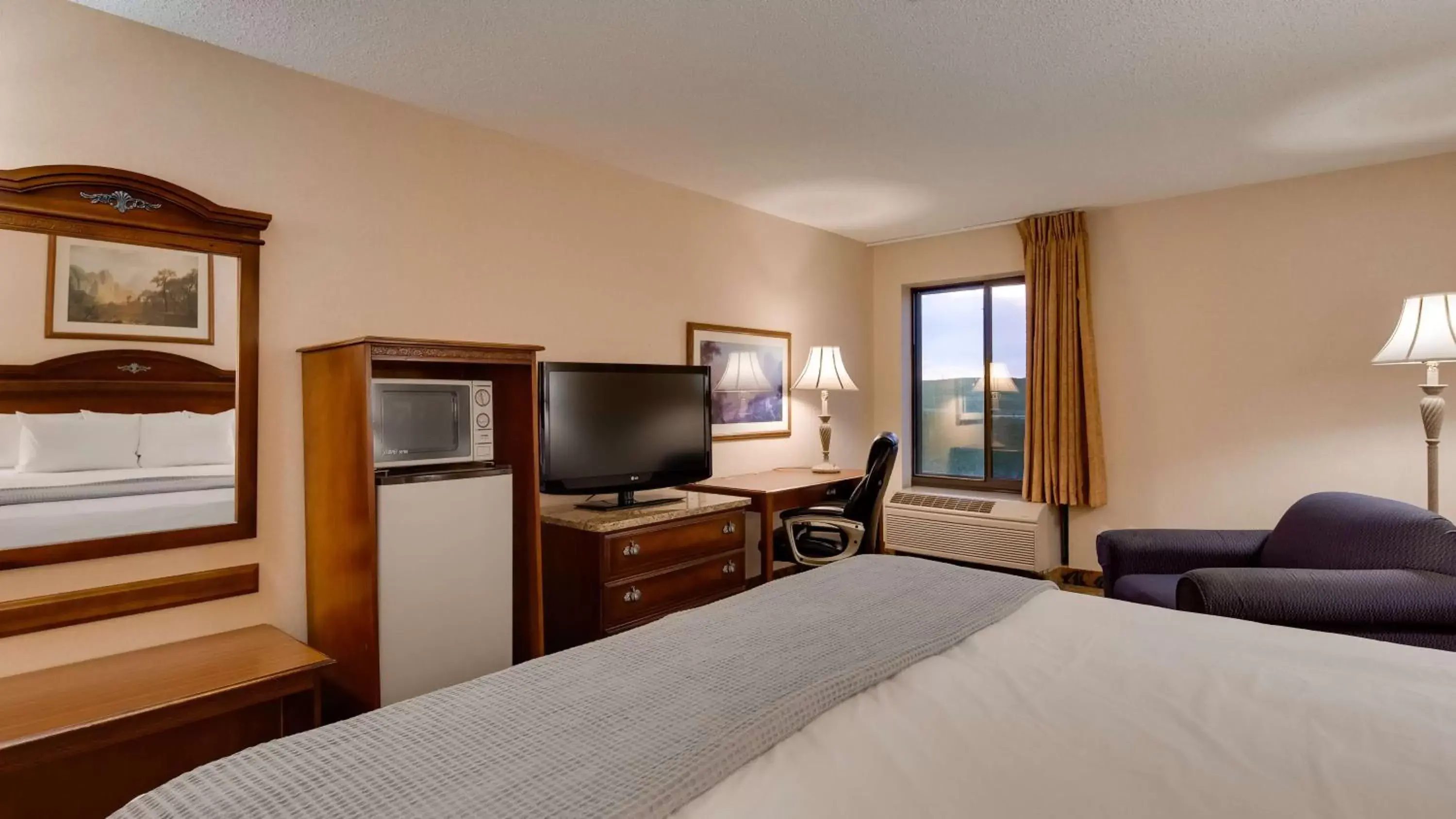 Photo of the whole room, TV/Entertainment Center in SureStay Plus Hotel by Best Western Cheyenne