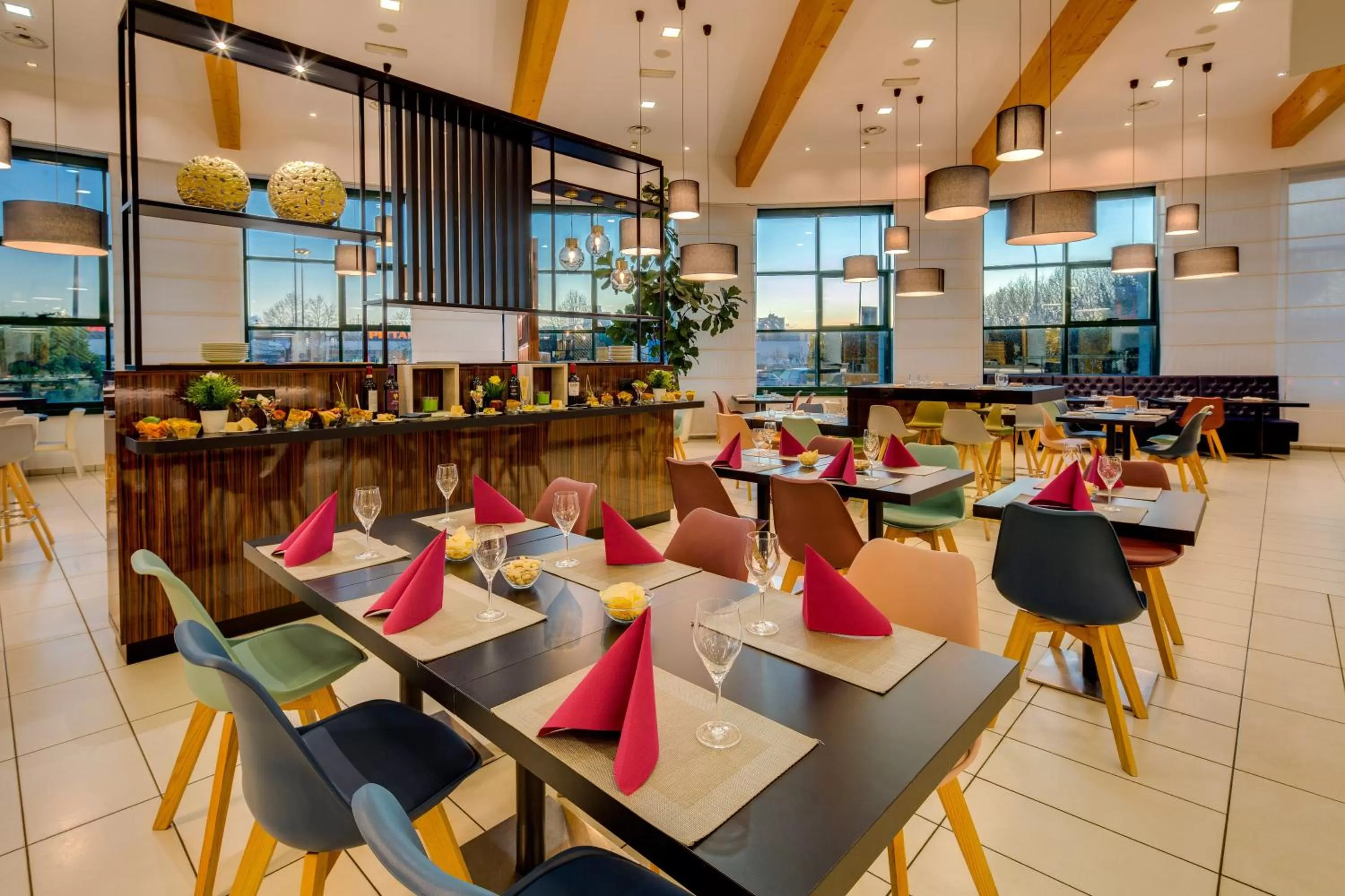 Lounge or bar in Holiday Inn Bologna - Fiera by IHG