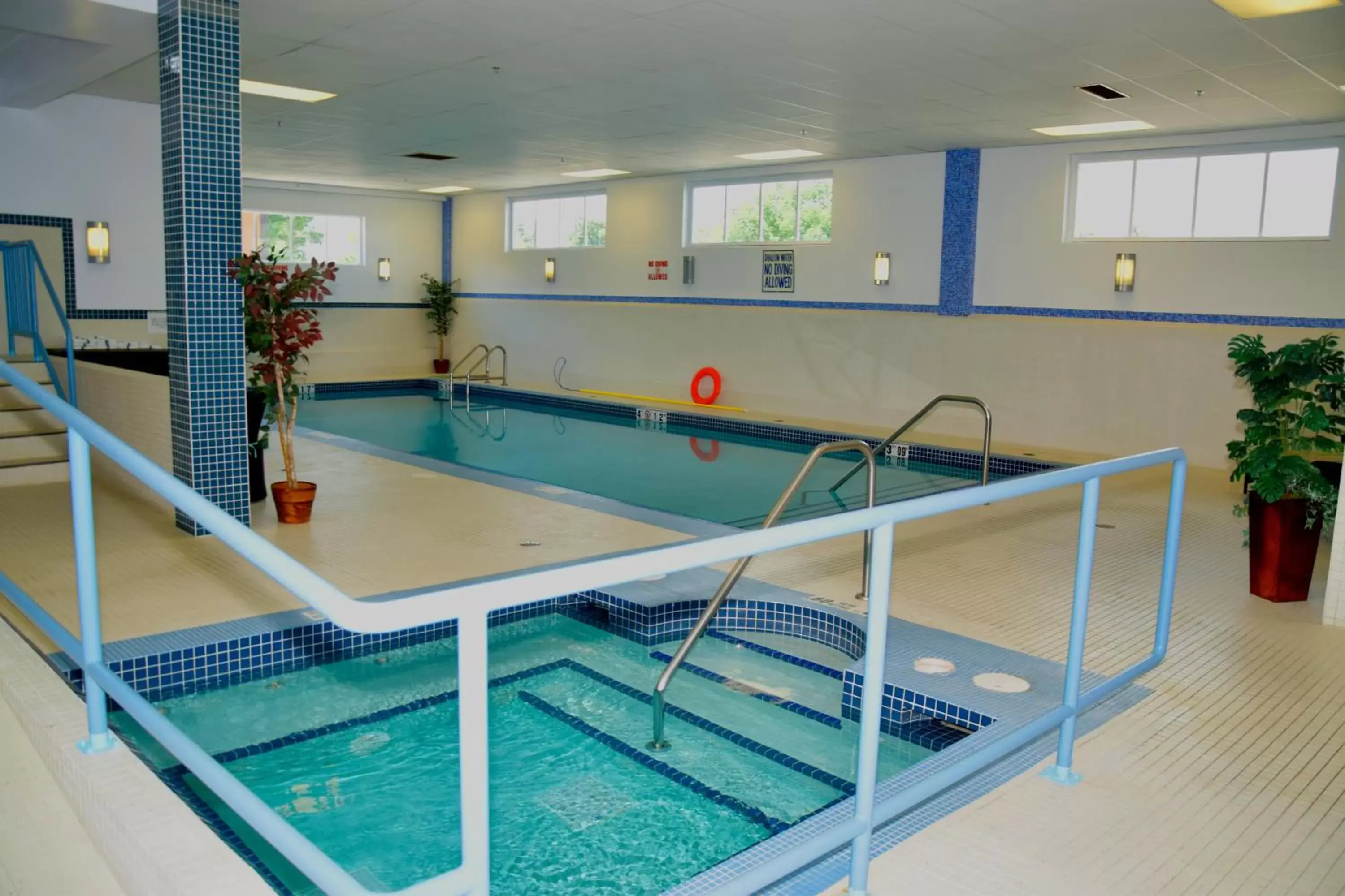 Hot Tub, Swimming Pool in Coast Lethbridge Hotel & Conference Centre