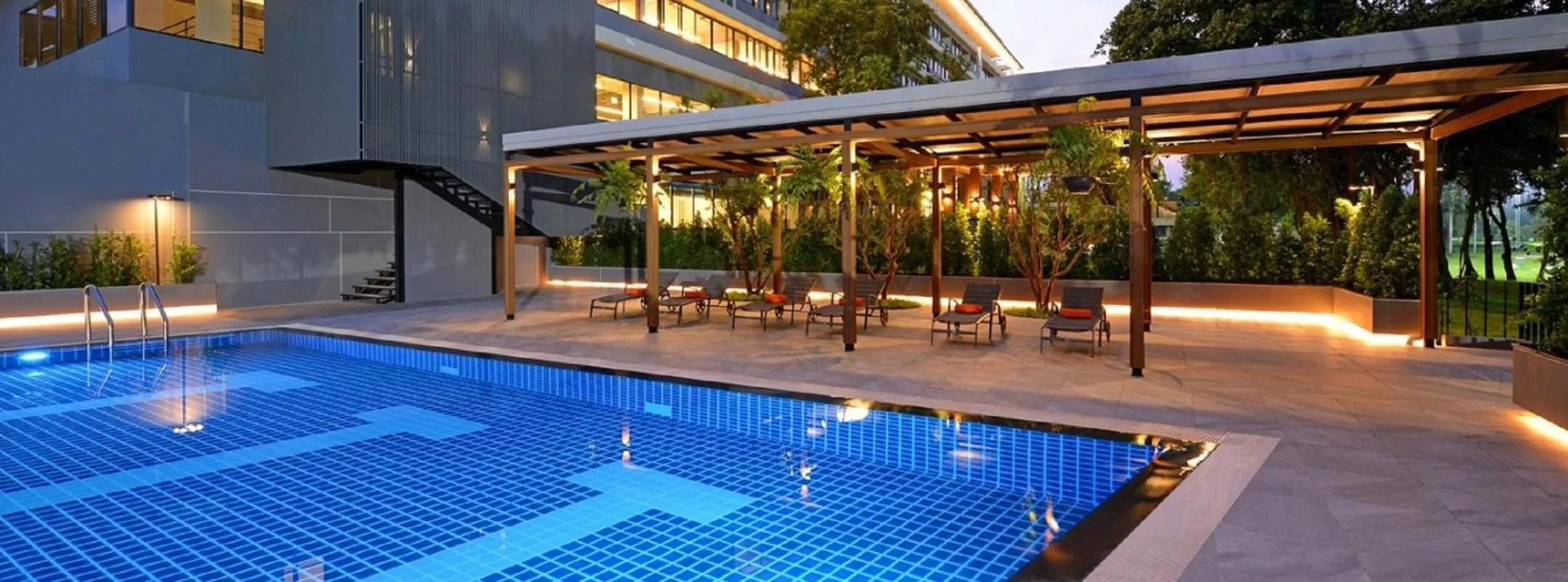 Swimming pool in Tinidee Hotel Bangkok Golf Club
