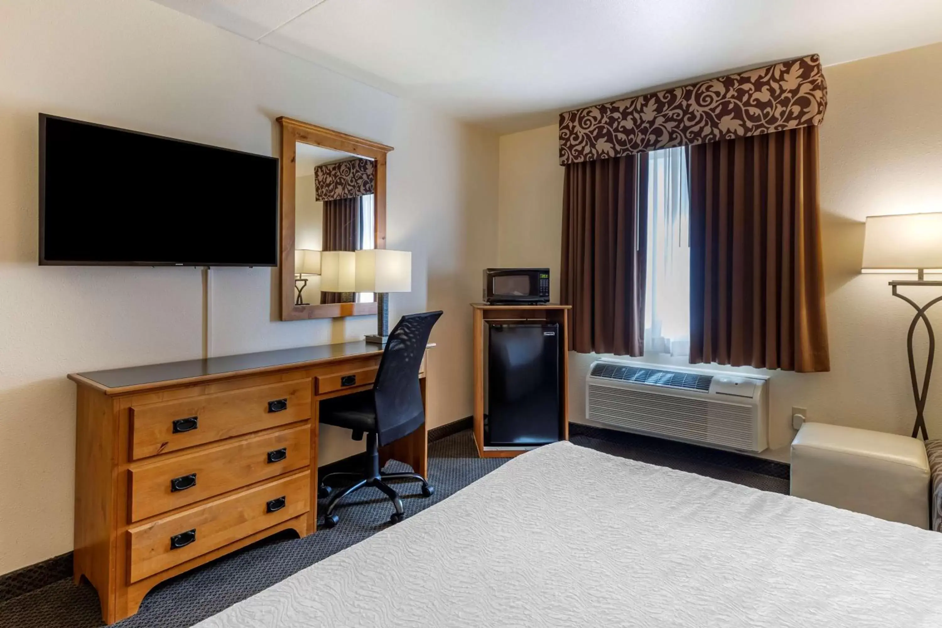 Photo of the whole room, TV/Entertainment Center in Best Western Brighton Inn