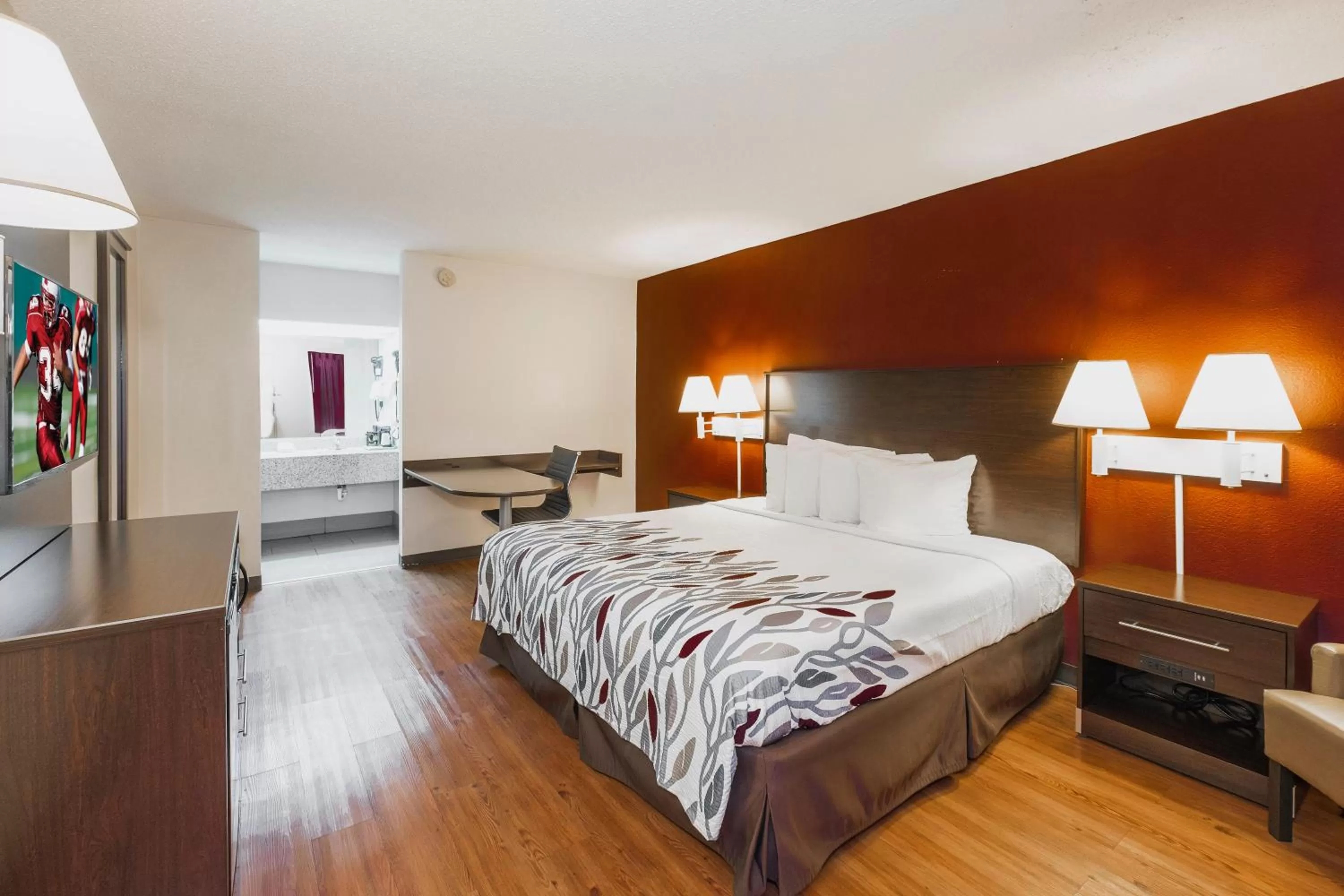 Photo of the whole room, Bed in Red Roof Inn Walterboro