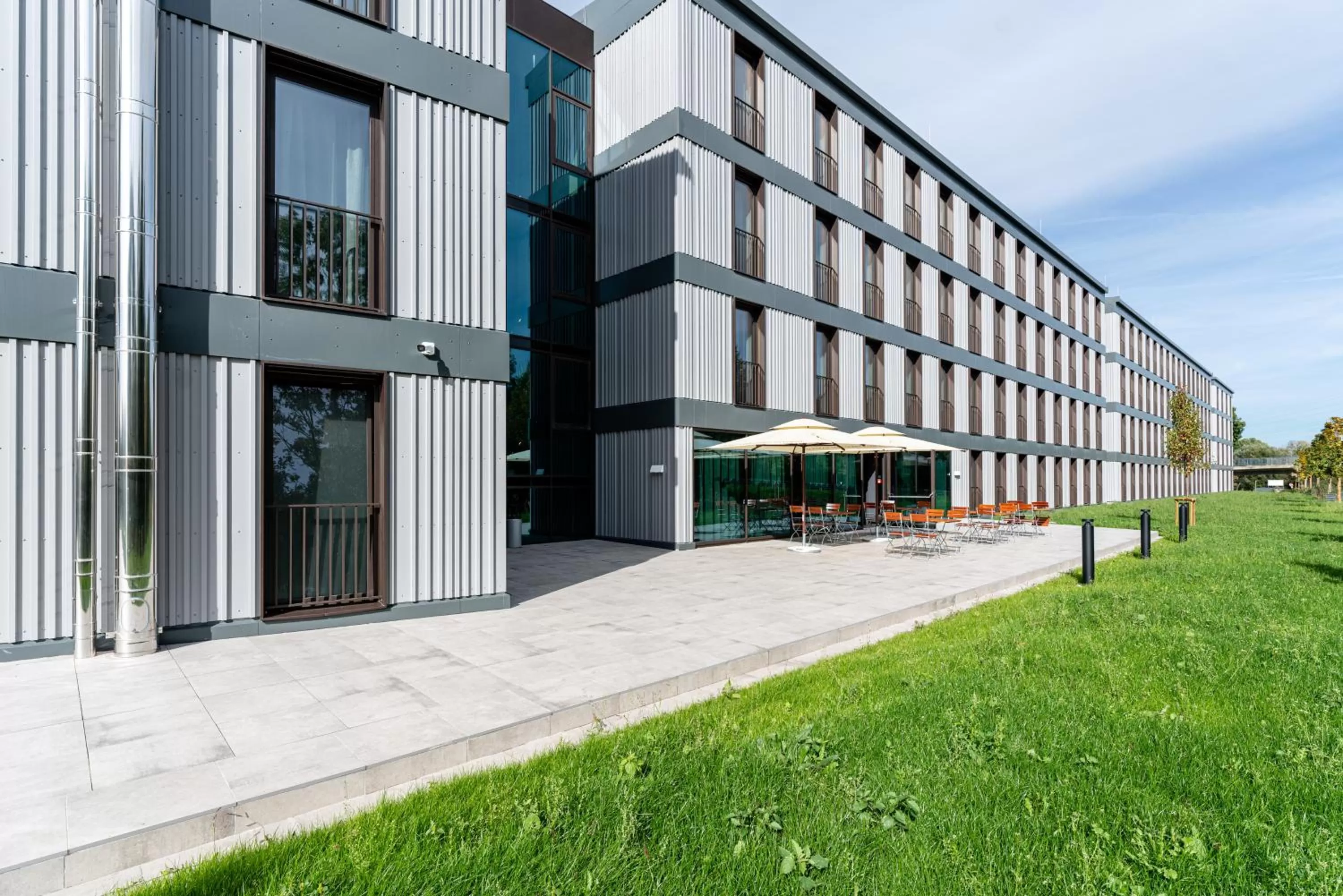 Property building in FreshSuites & Bar