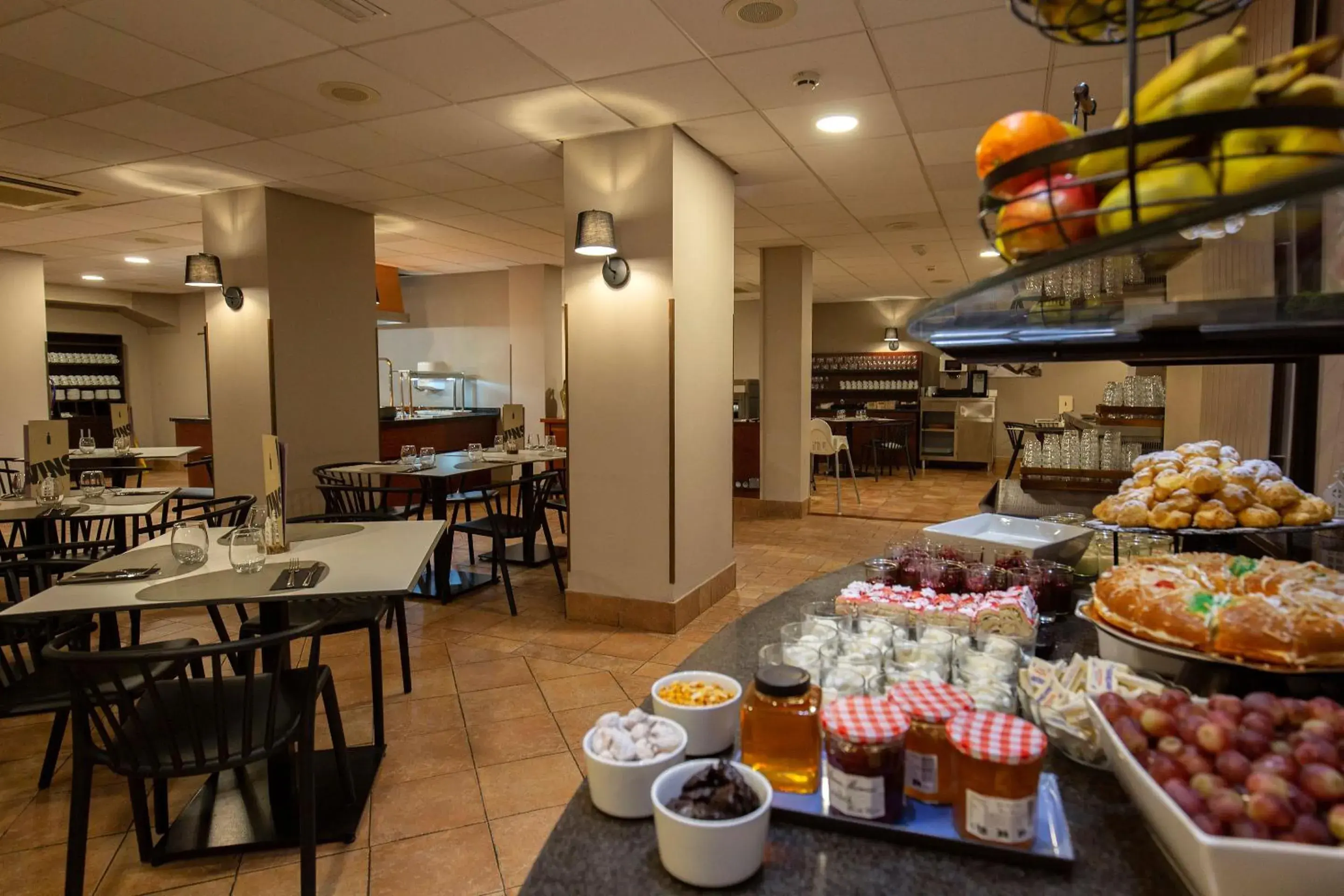 Restaurant/places to eat in Hotel Grand Pas by Nexta Restaurant/places to eat in Hotel Grand Pas by Nexta