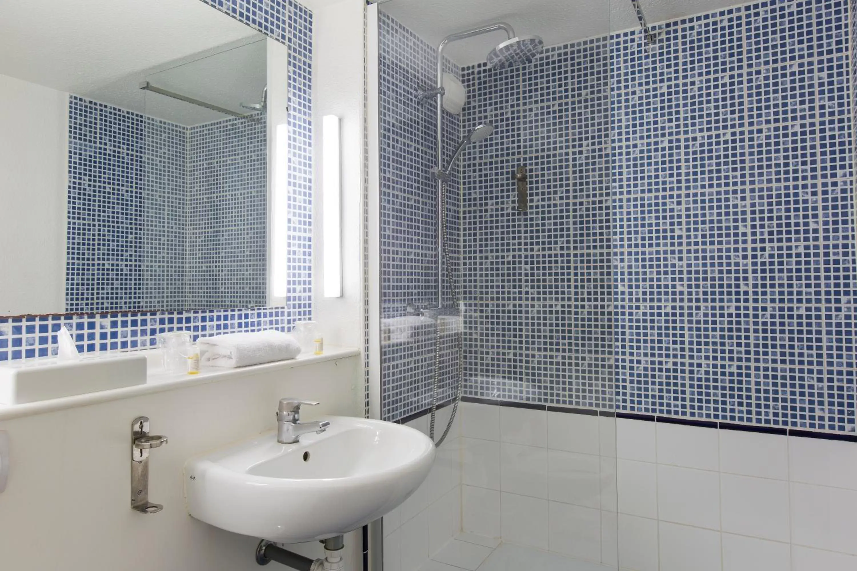 Bathroom in Comfort Hotel Rungis - Orly