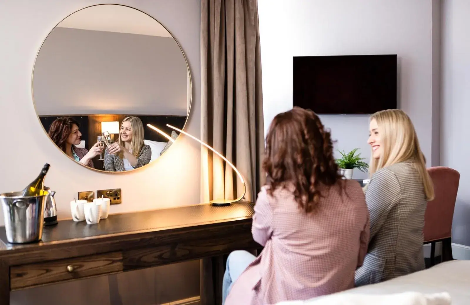 Bedroom, TV/Entertainment Center in Dublin Skylon Hotel