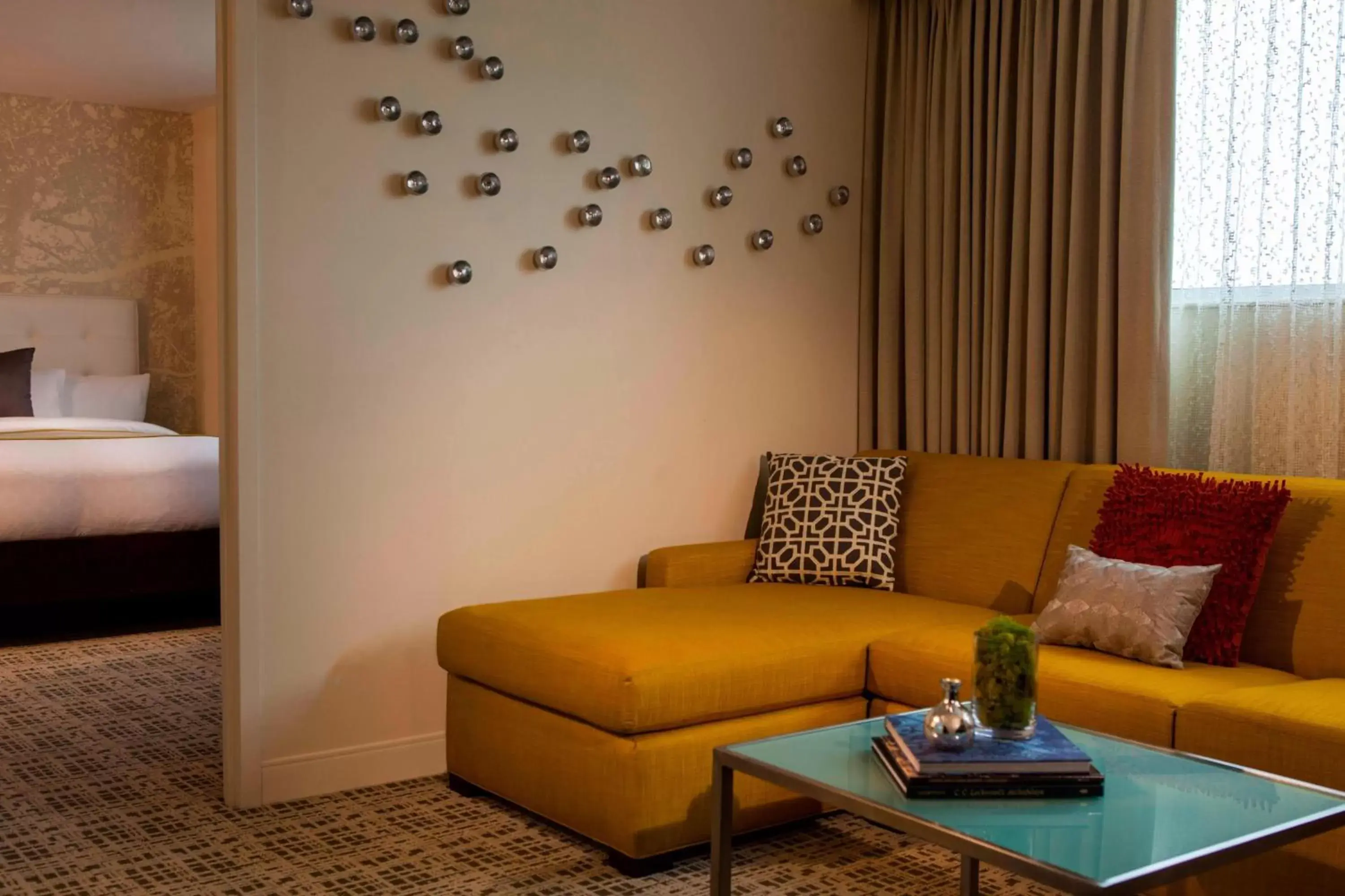 Bedroom, Seating Area in Renaissance Baton Rouge Hotel