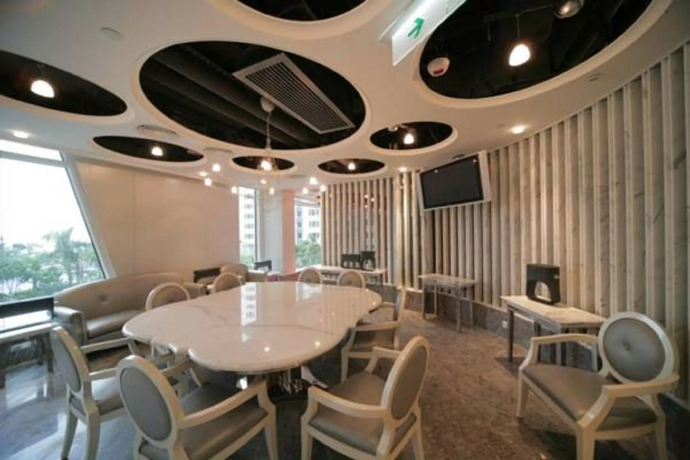 Communal lounge/ TV room in Kowloon Harbourfront Hotel