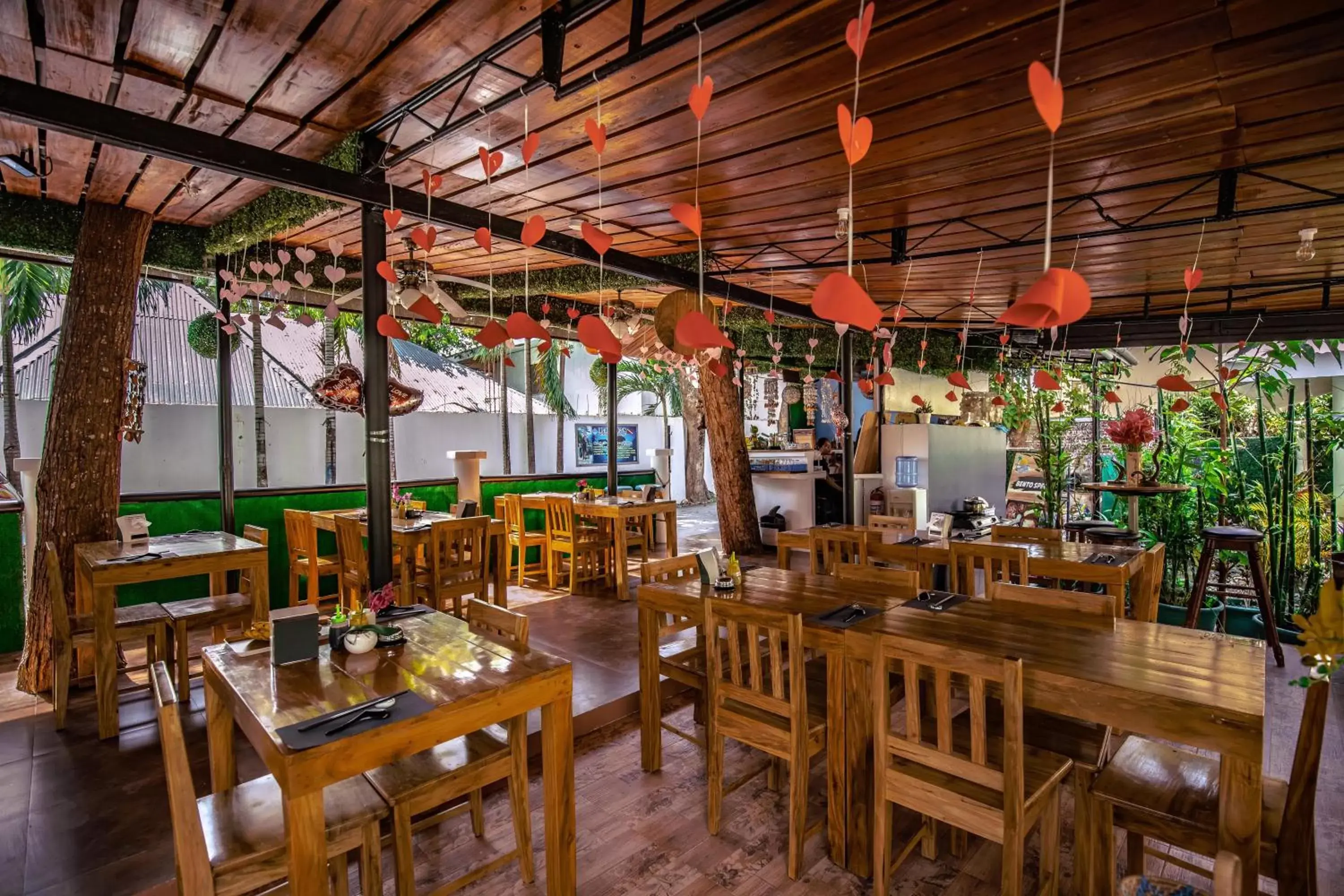 Restaurant/Places to Eat in Pescadores Suites Moalboal