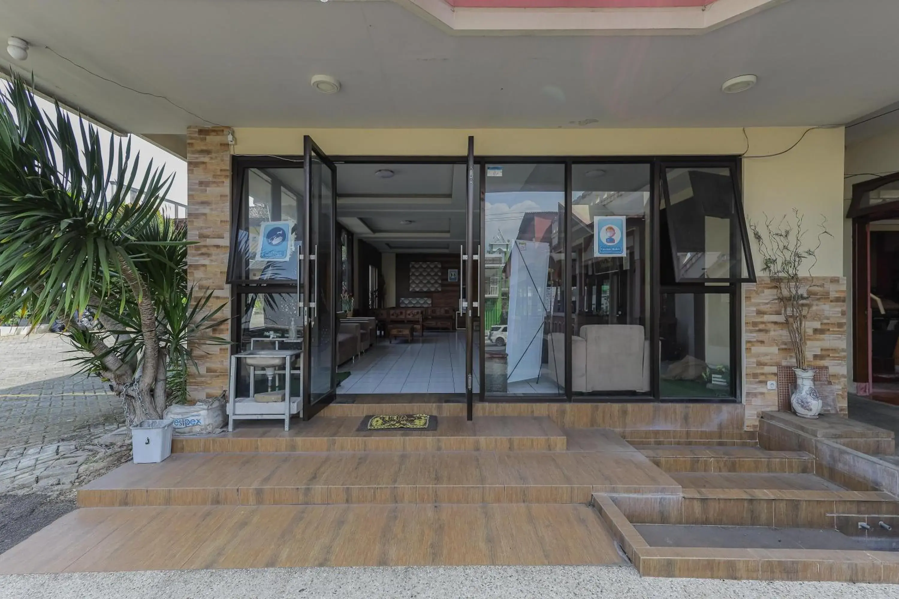 Facade/entrance in OYO 564 Bunga Matahari Guest House And Hotel