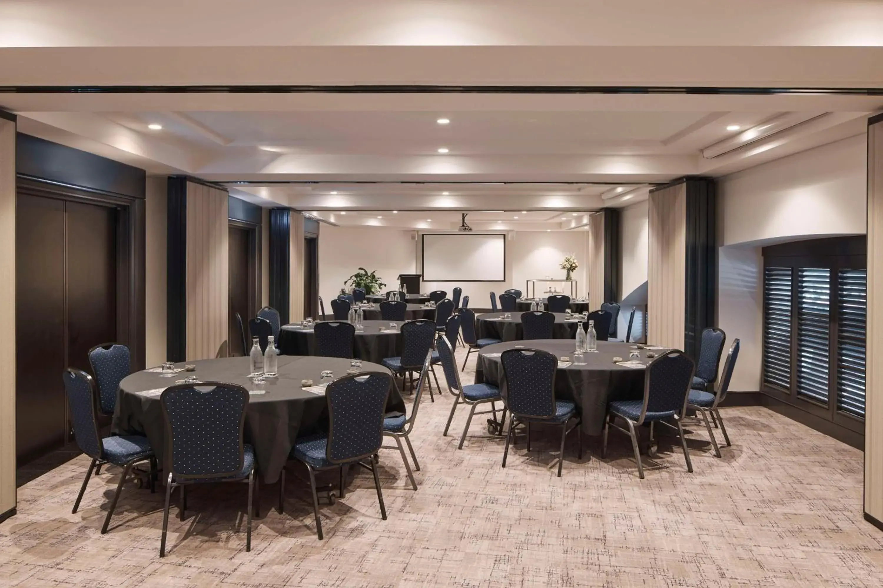 Meeting/conference room, Restaurant/Places to Eat in Rydges Darling Square Apartment Hotel