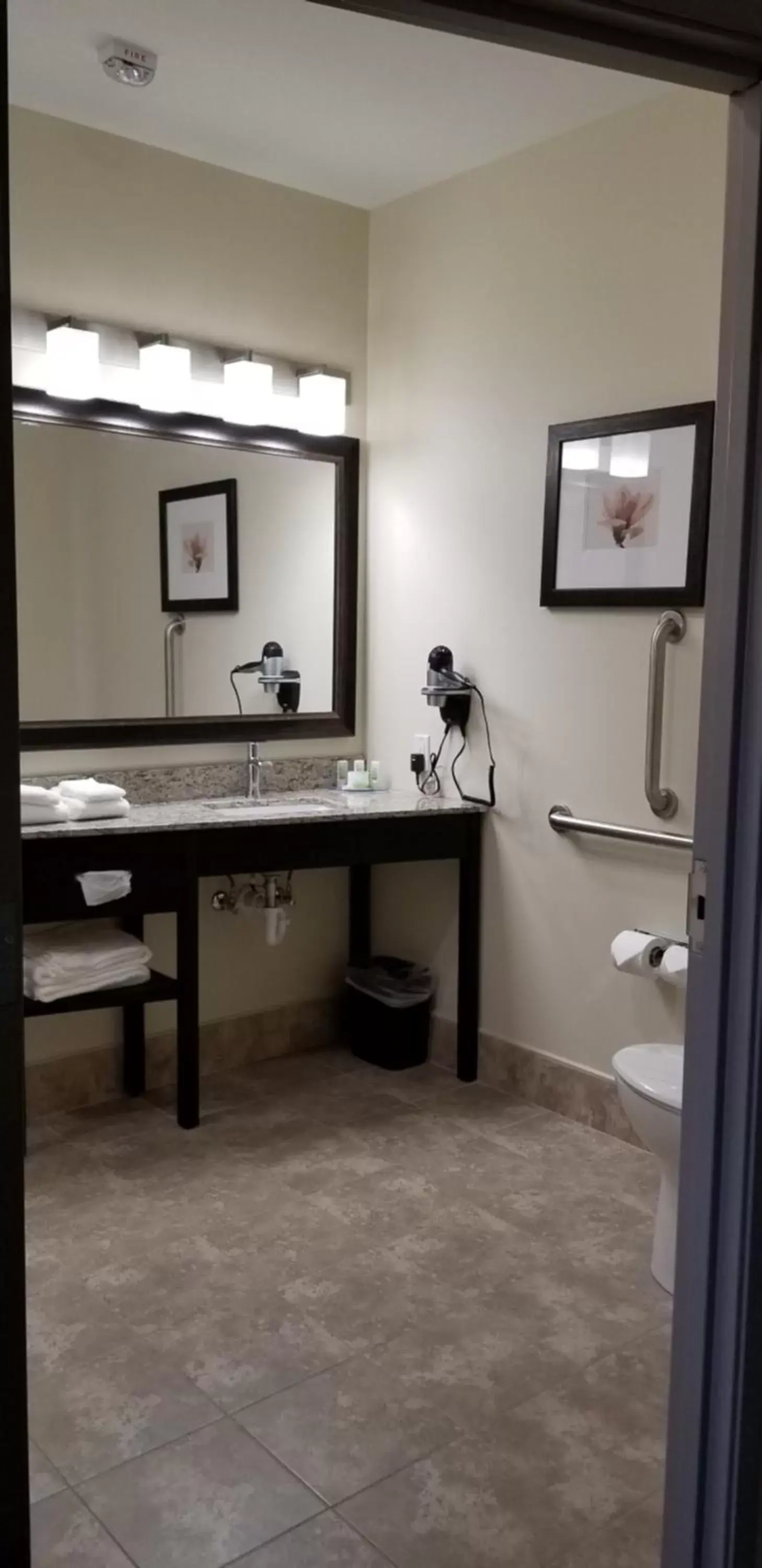 Bathroom, TV/Entertainment Center in AmericInn by Wyndham Sioux Falls North