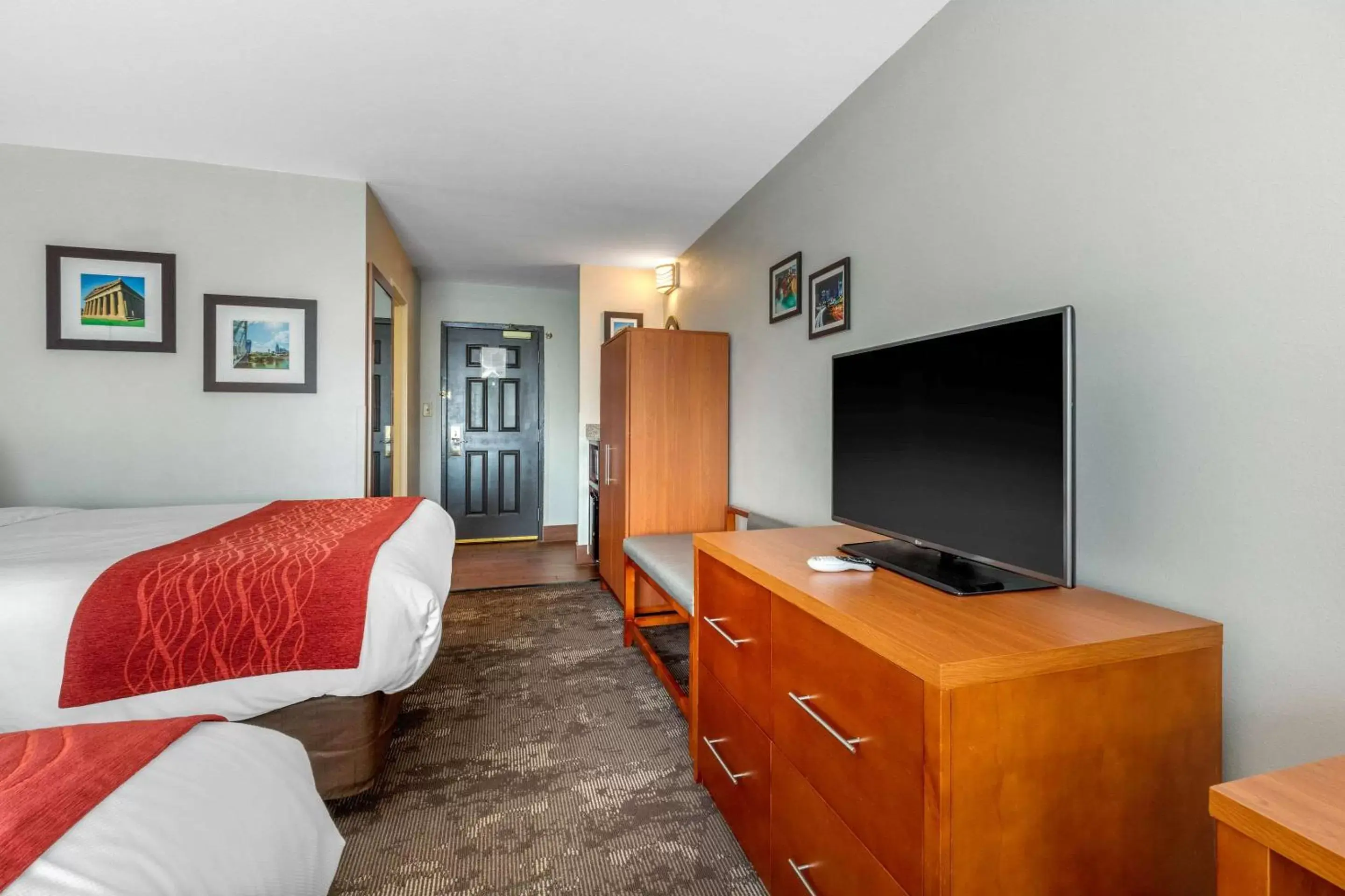 Photo of the whole room, TV/Entertainment Center in Comfort Inn & Suites Nashville-Antioch