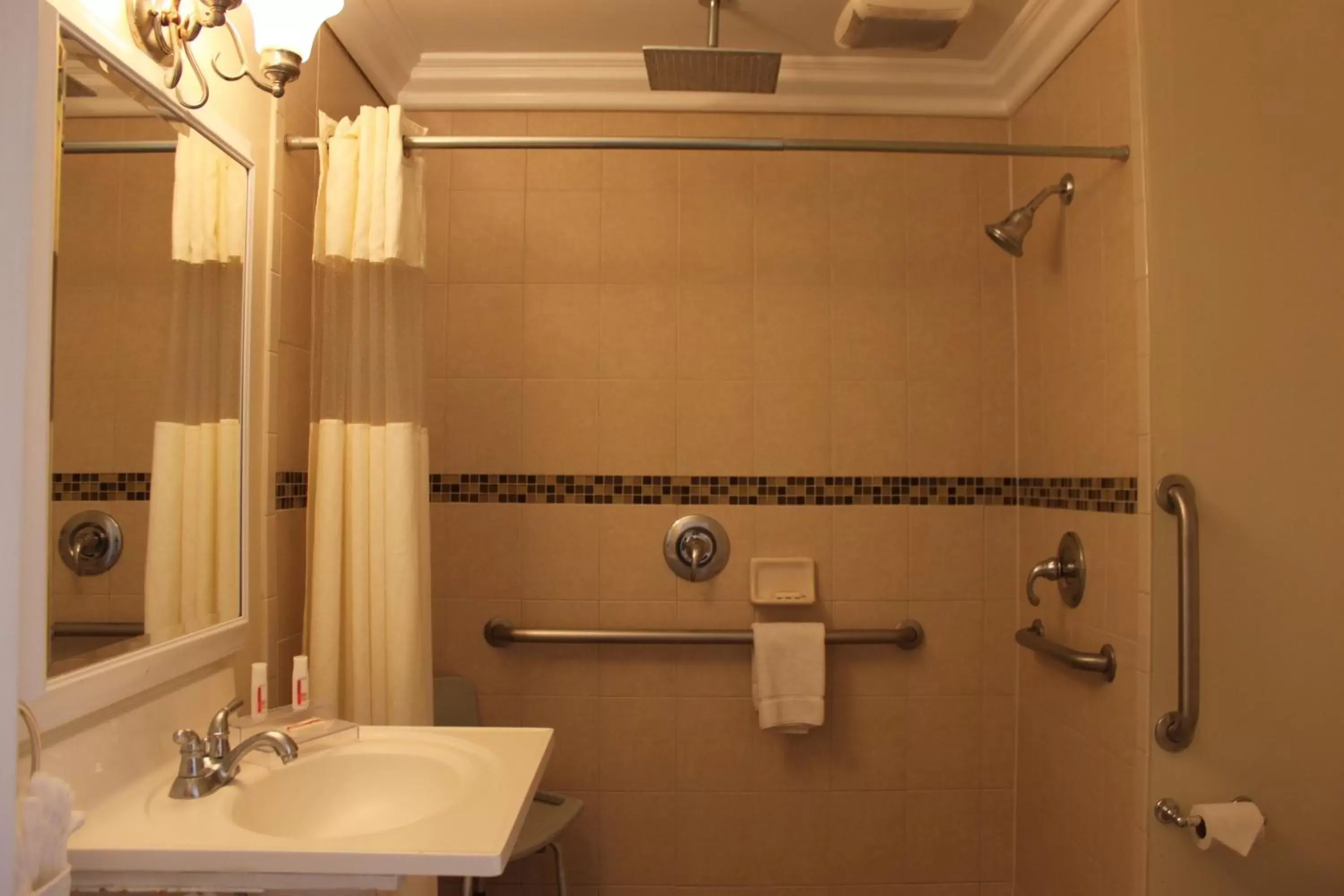 Shower, Bathroom in Travelodge by Wyndham Santa Maria