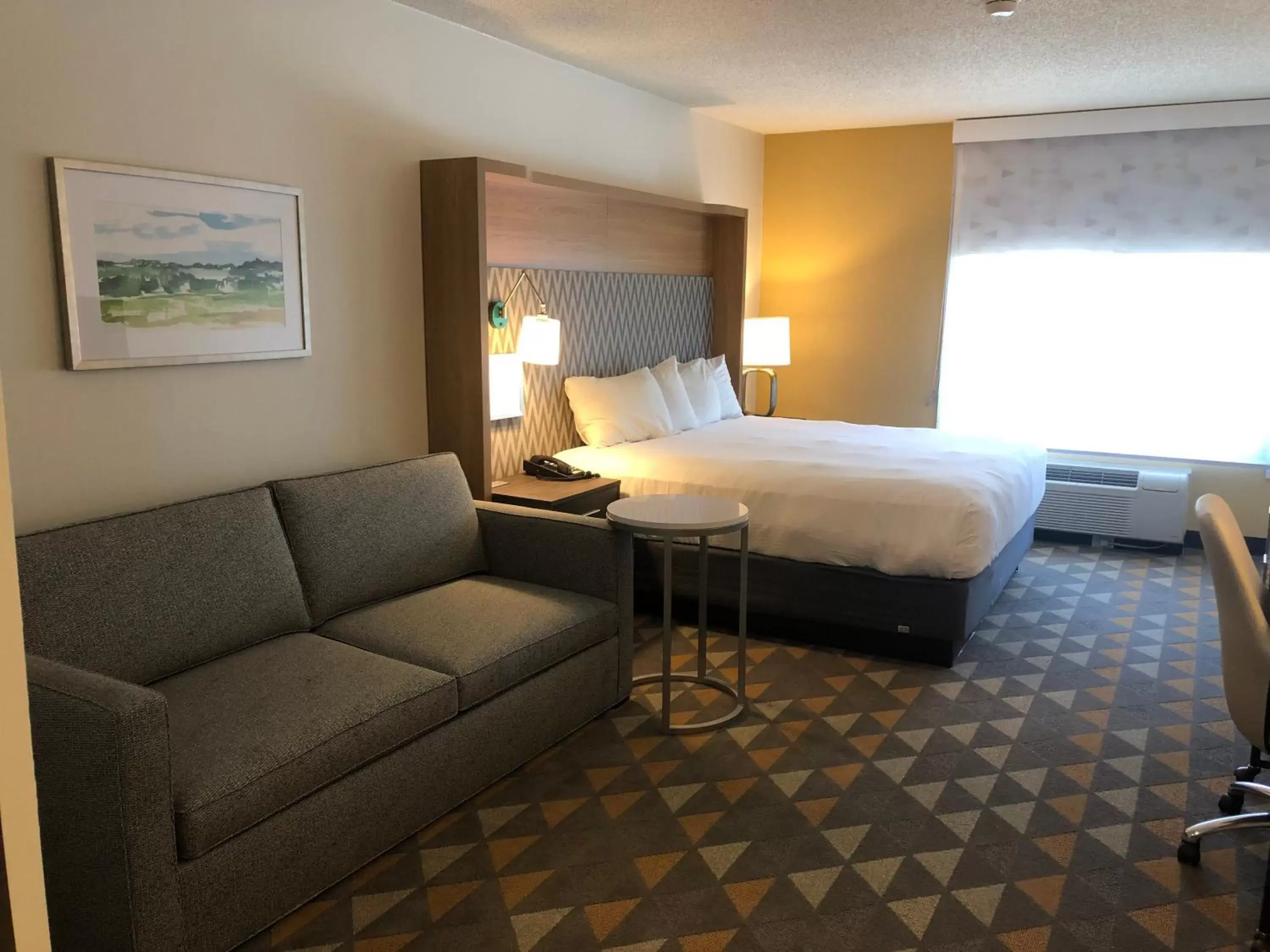 Photo of the whole room, Bed in Holiday Inn Cleveland, an IHG Hotel