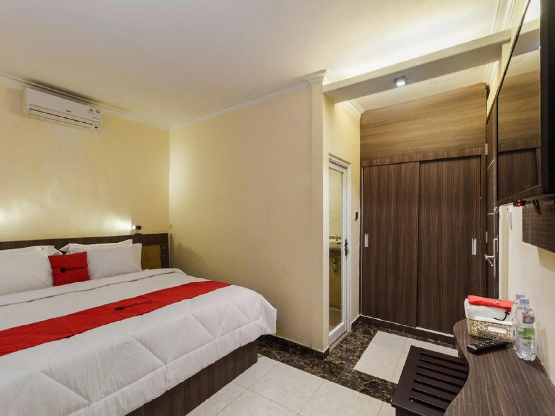 Bedroom, Bed in RedDoorz Plus at Boulevard Panakkukang Makassar