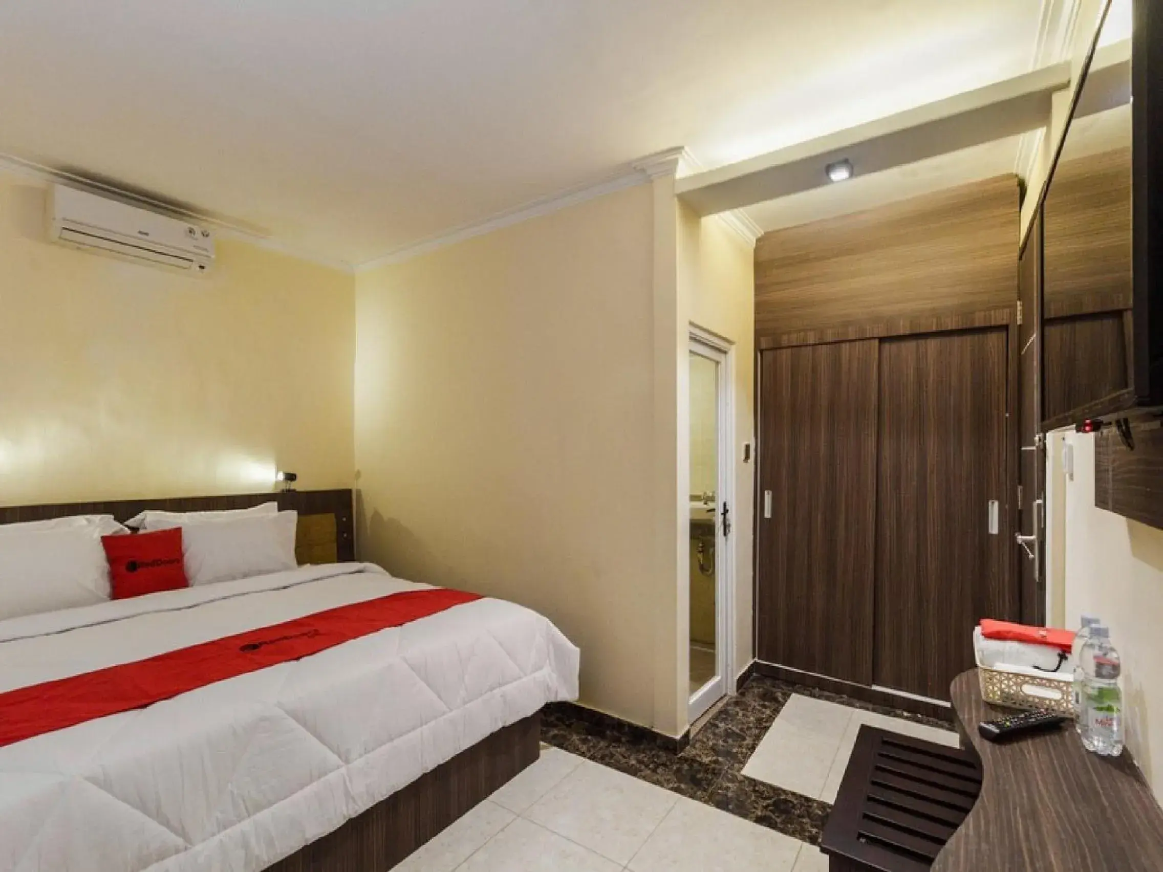 Bedroom, Bed in RedDoorz Plus @ Boulevard Panakkukang