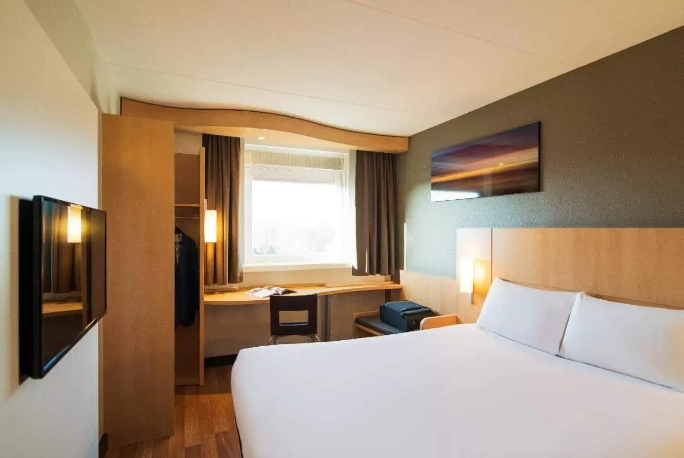 Shower, Bed in ibis Utrecht Shower, Bed in ibis Utrecht