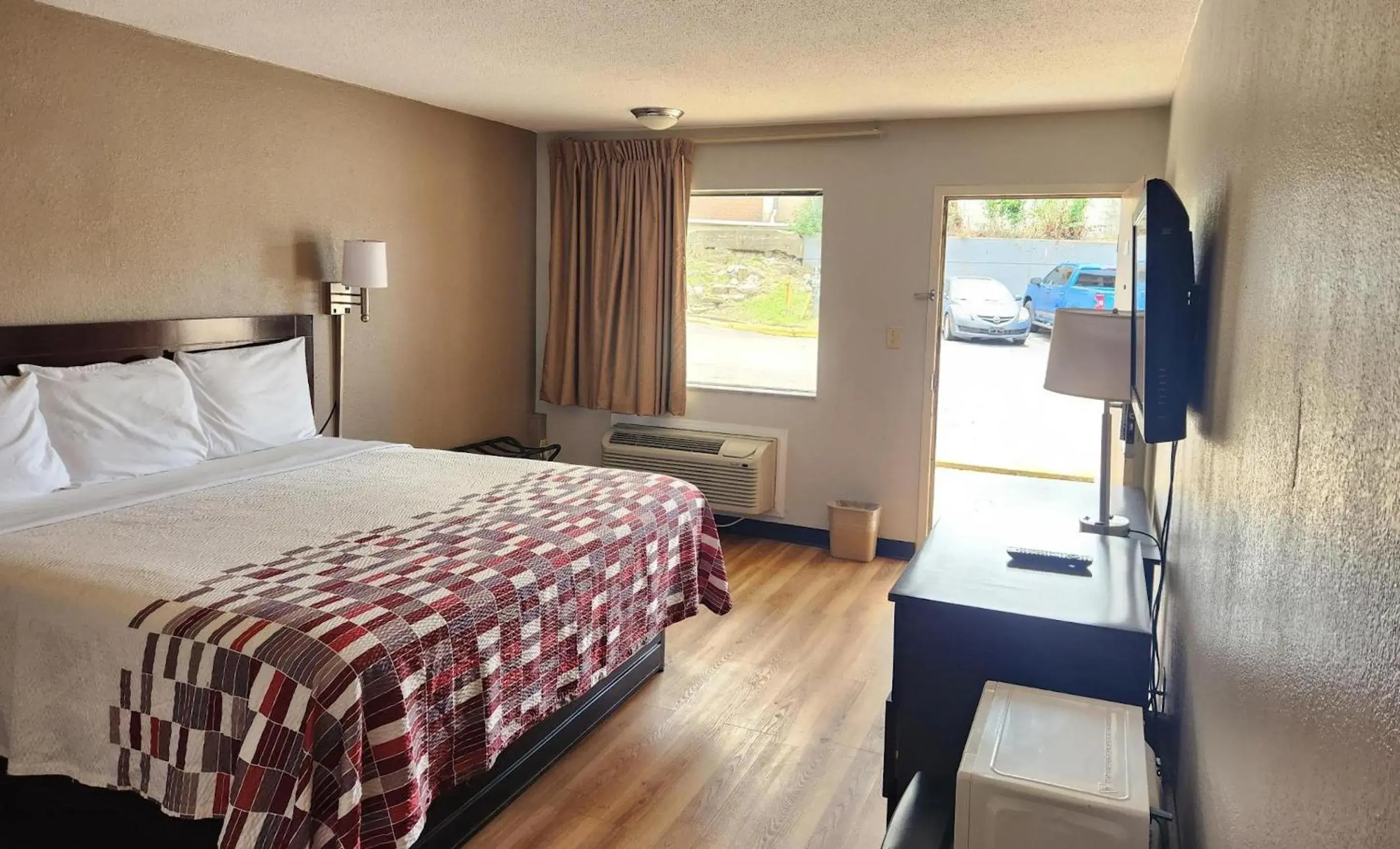 Photo of the whole room, Bed in Red Roof Inn Memphis - Airport