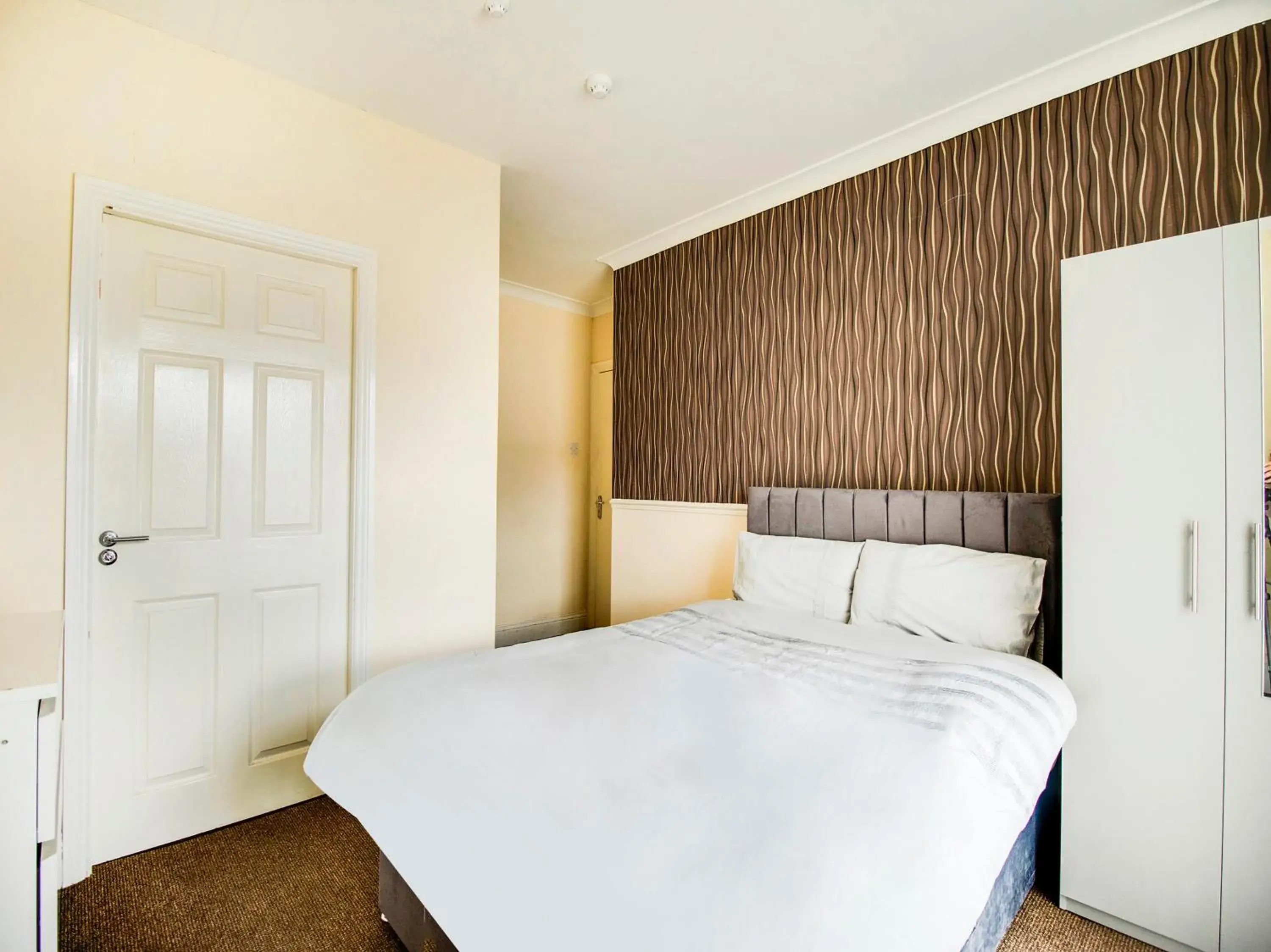 Bedroom, Bed in OYO The Longlands Hotel