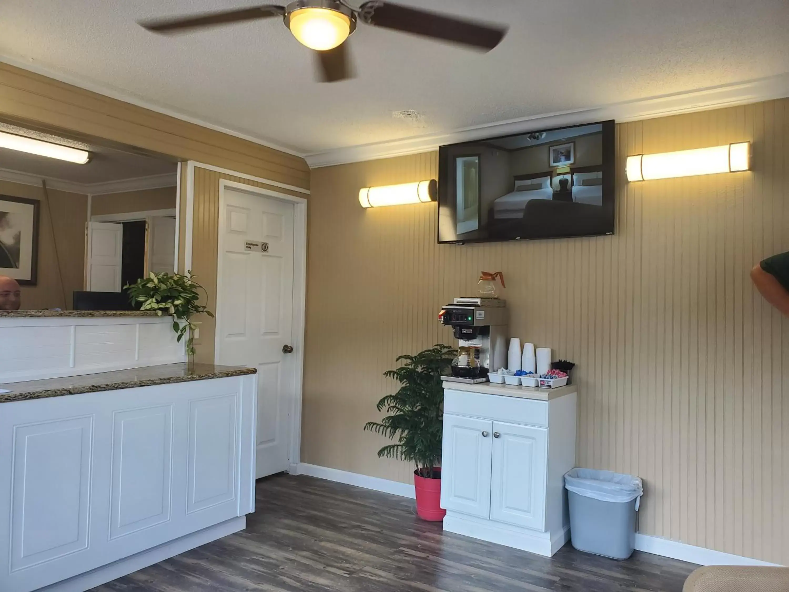Lobby or reception, Kitchen/Kitchenette in Colonial House Motel