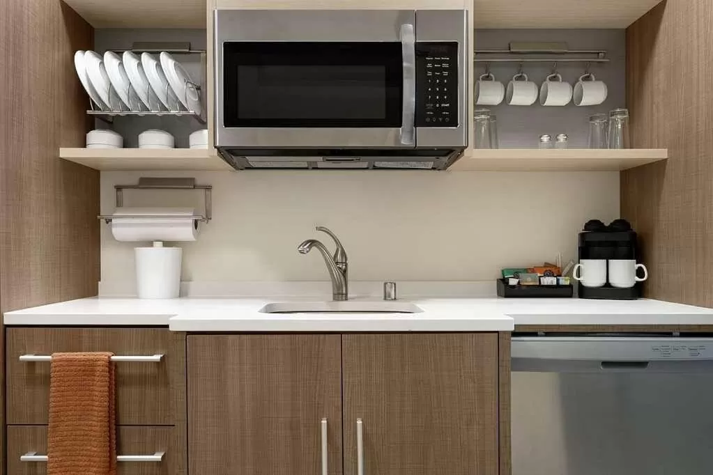 Kitchen or kitchenette in Home2 Suites By Hilton Alamogordo White Sands