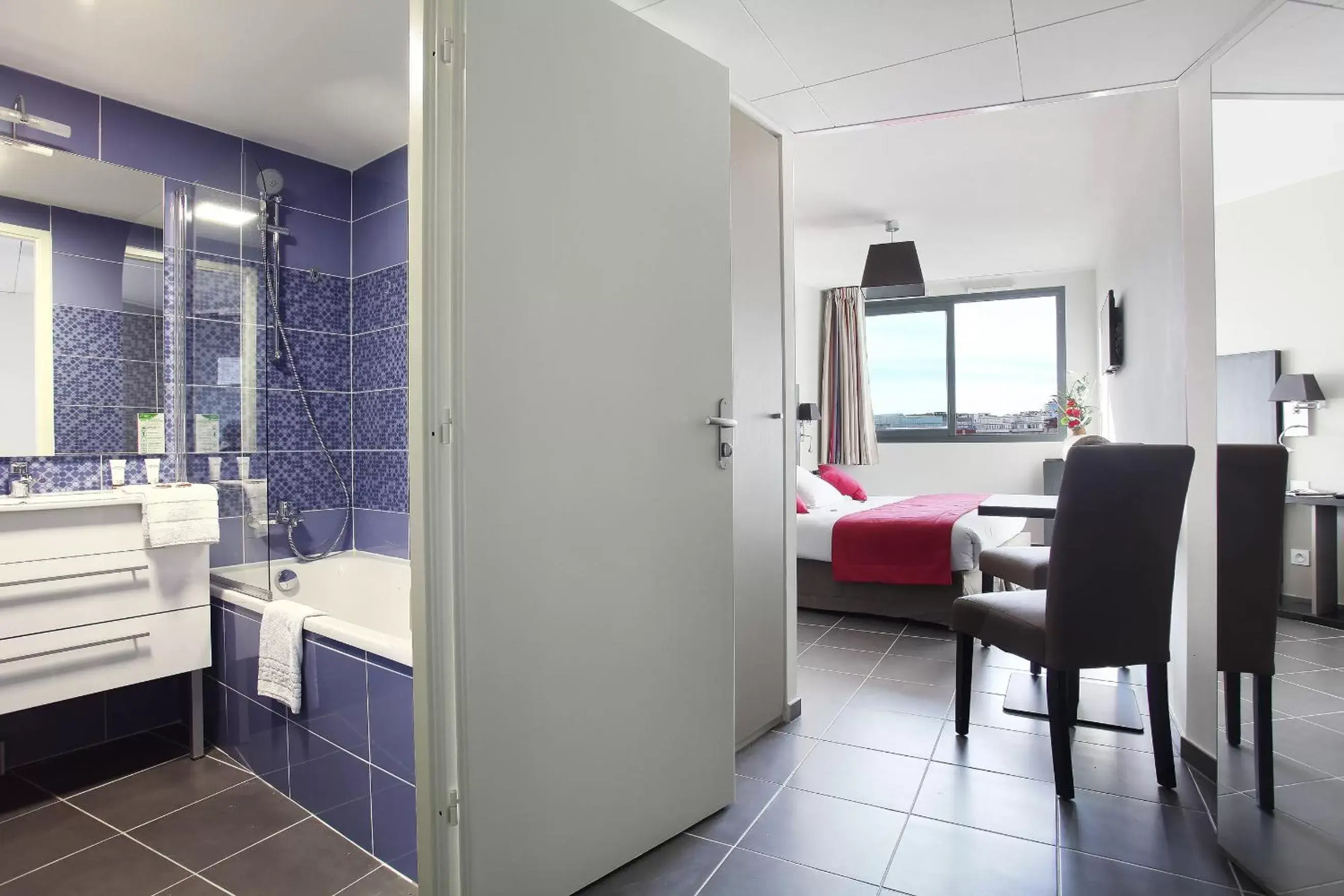 Photo of the whole room, Bathroom in Odalys City Marseille Prado Castellane