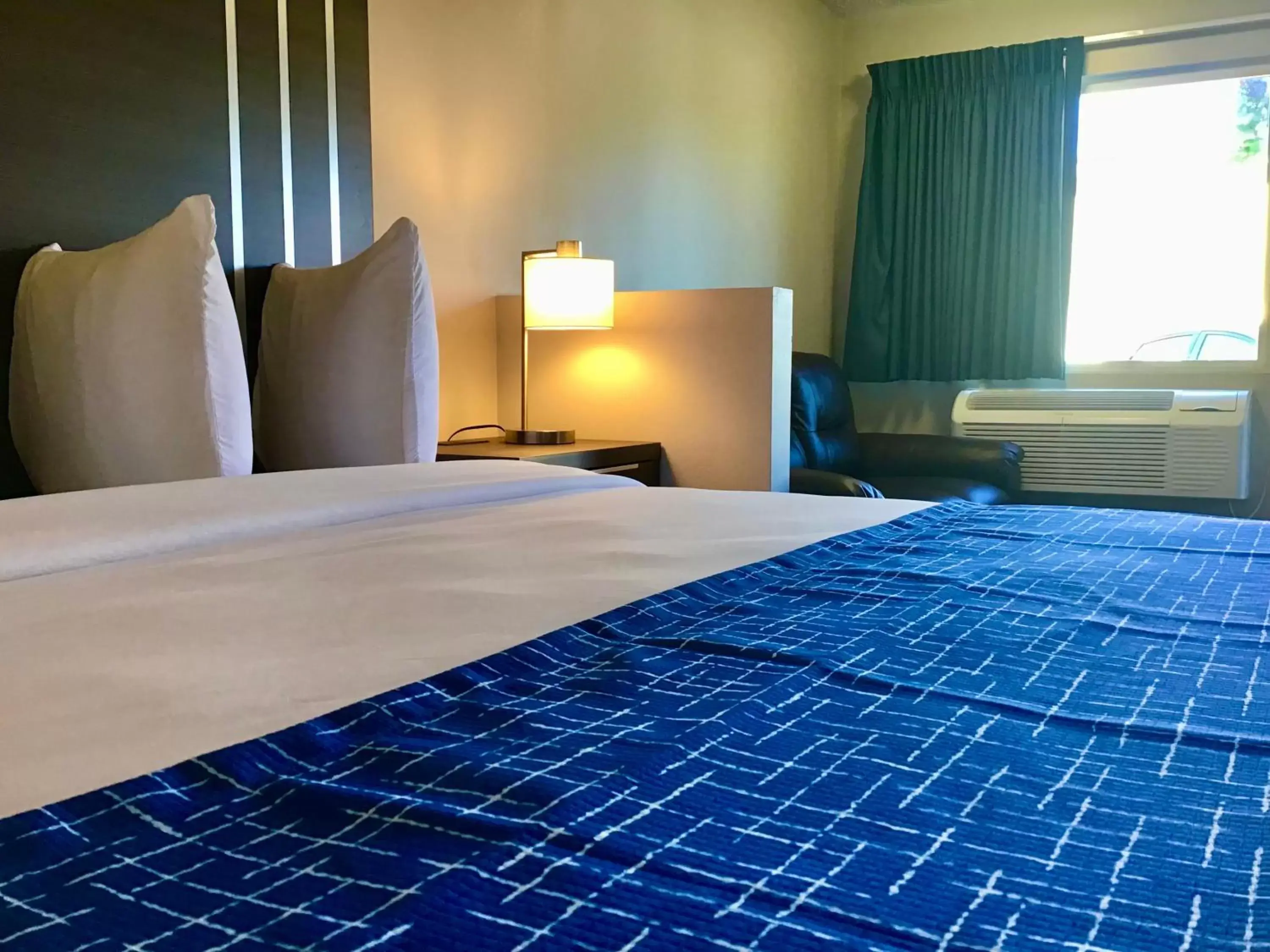 Bed in Travelodge Inn & Suites by Wyndham Missoula University Park
