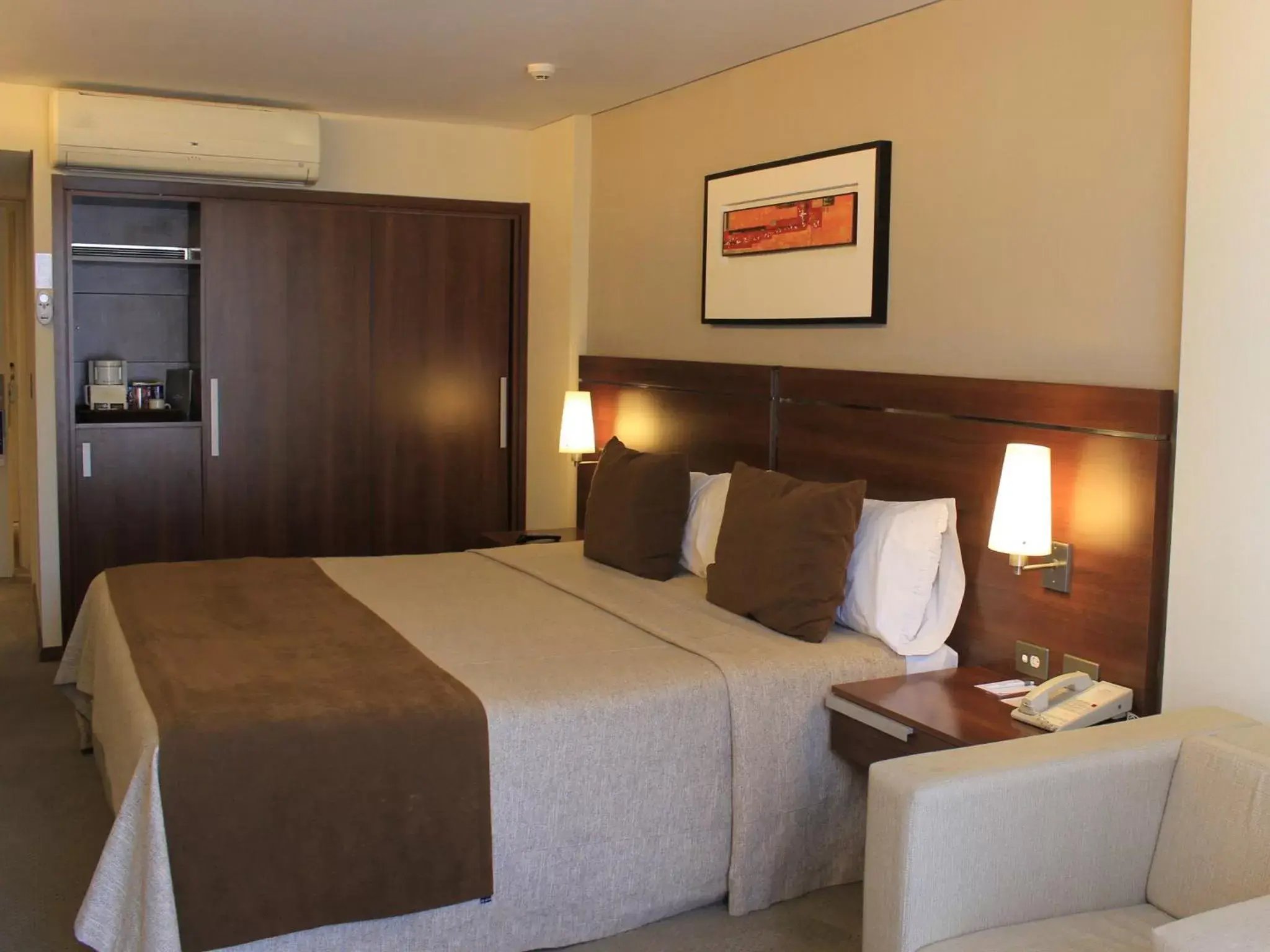 Bedroom, Bed in Howard Johnson La Cañada Hotel & Suites