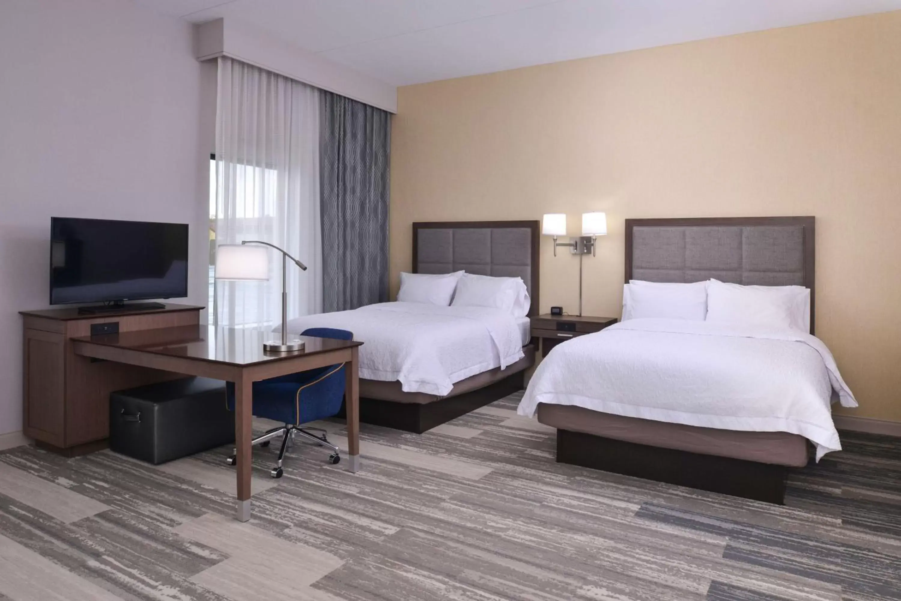 Bed in Hampton Inn & Suites Cincinnati-Mason, Ohio