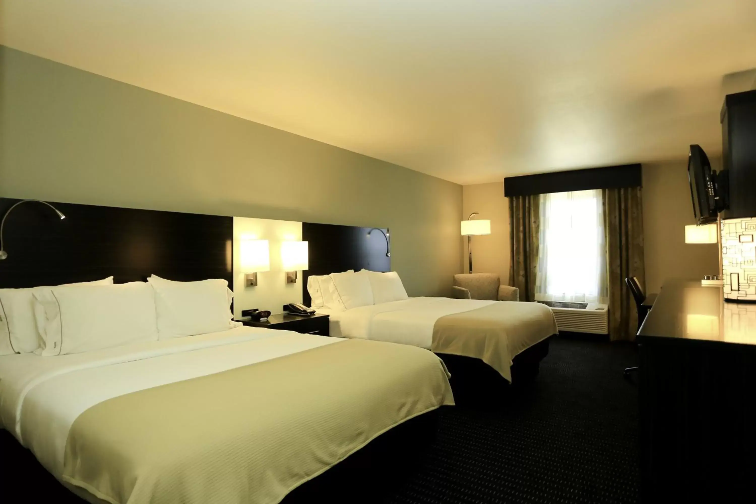 Photo of the whole room, Bed in Holiday Inn Express & Suites Marion Northeast, an IHG Hotel