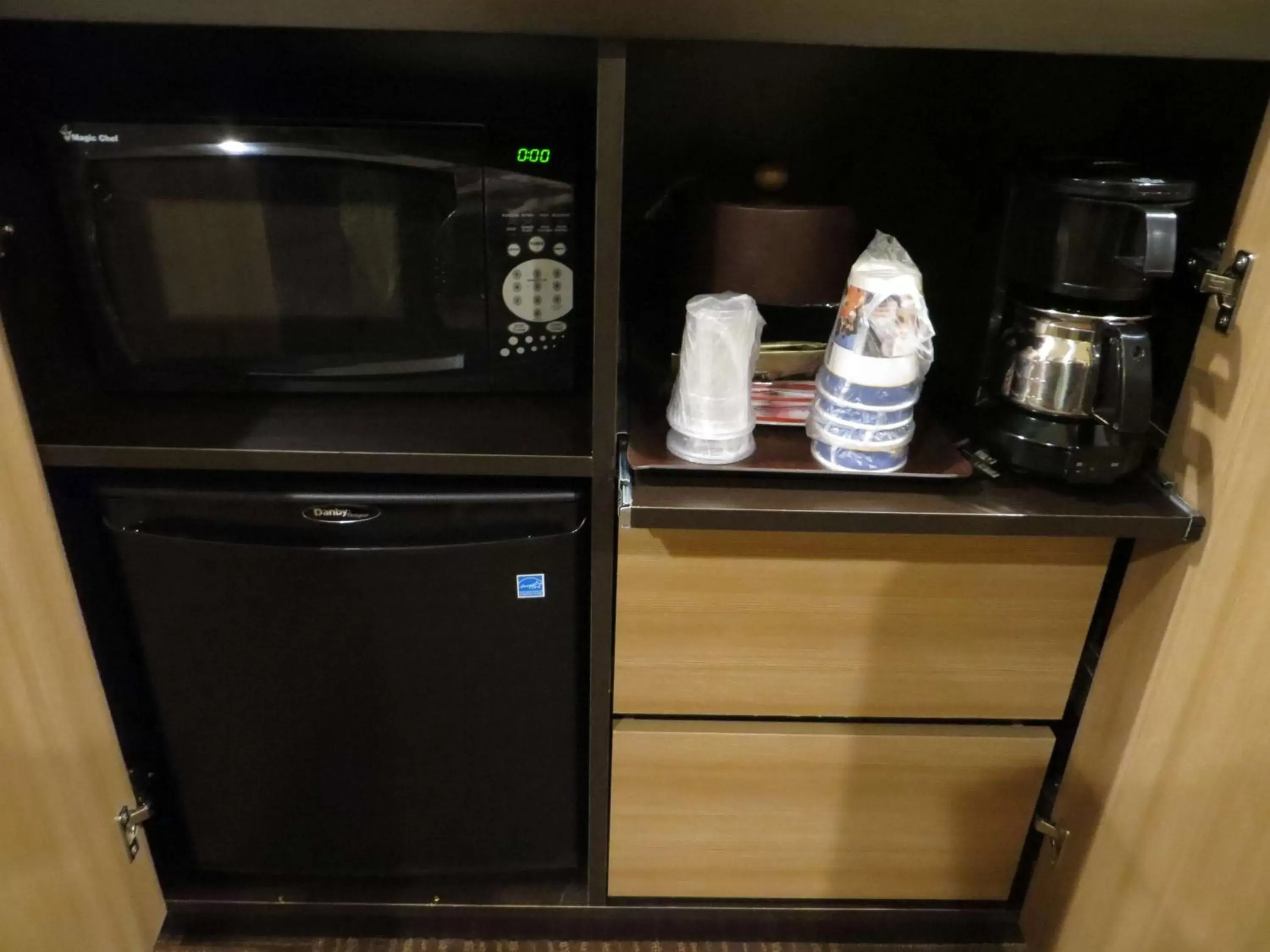 Photo of the whole room, Coffee/Tea Facilities in Best Western Plus Glendale