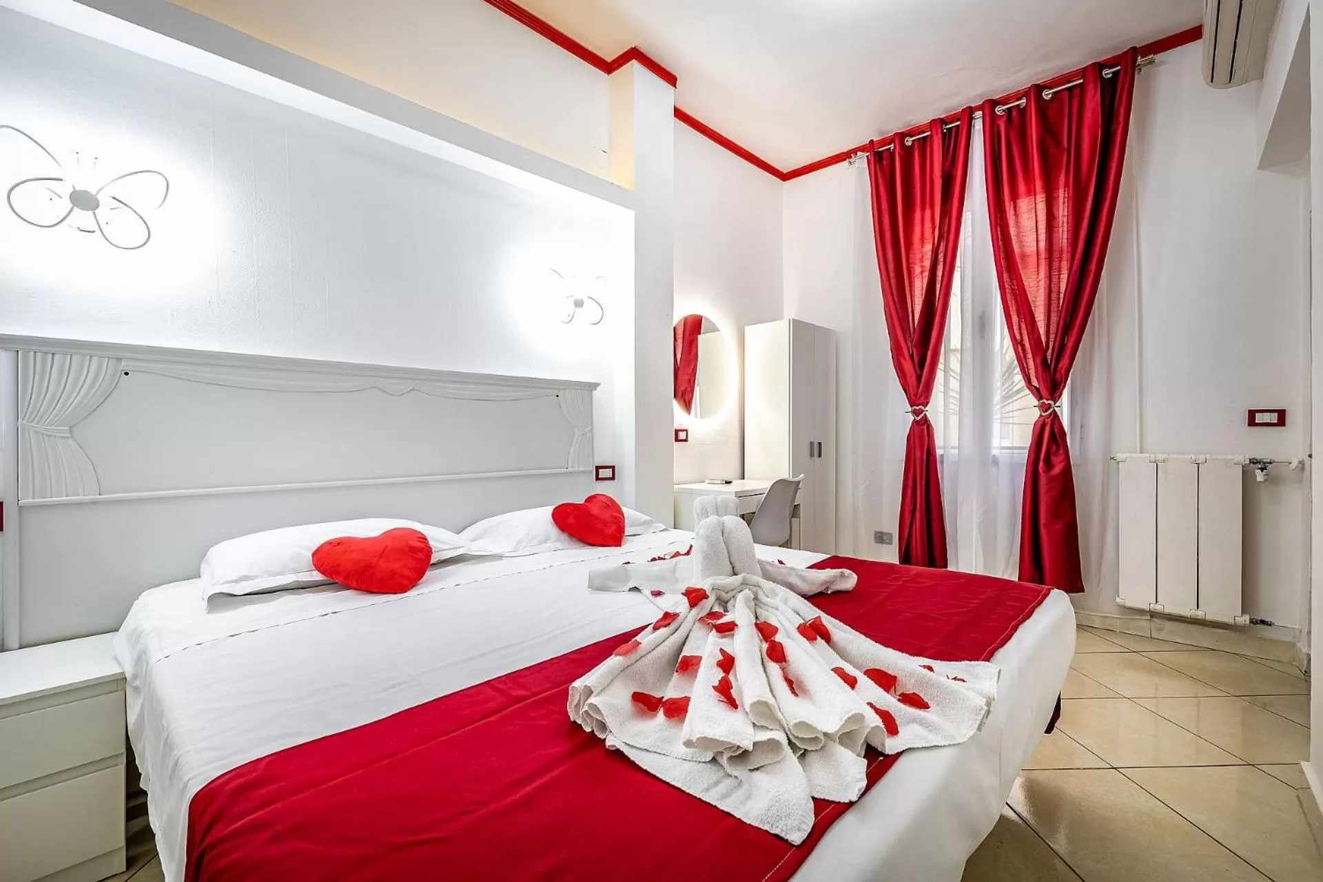 Bedroom, Bed in HOTEL VENETO con accesso ZTL