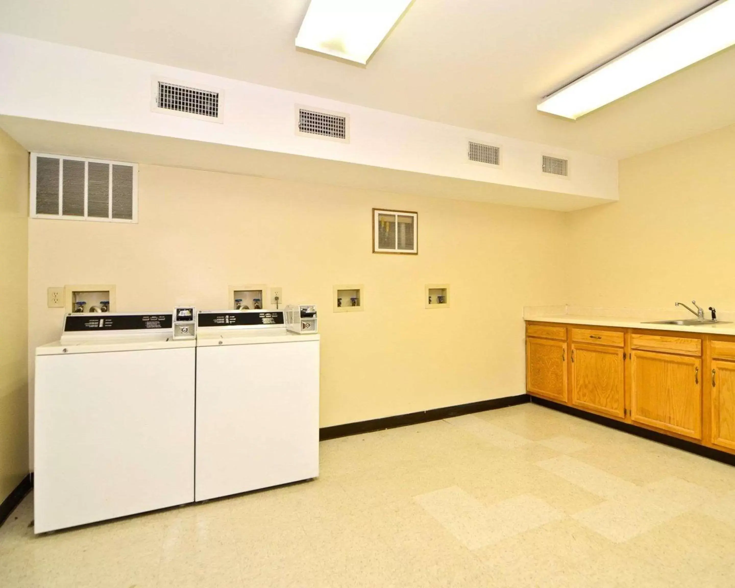 On site, Kitchen/Kitchenette in Quality Inn & Suites University/Airport