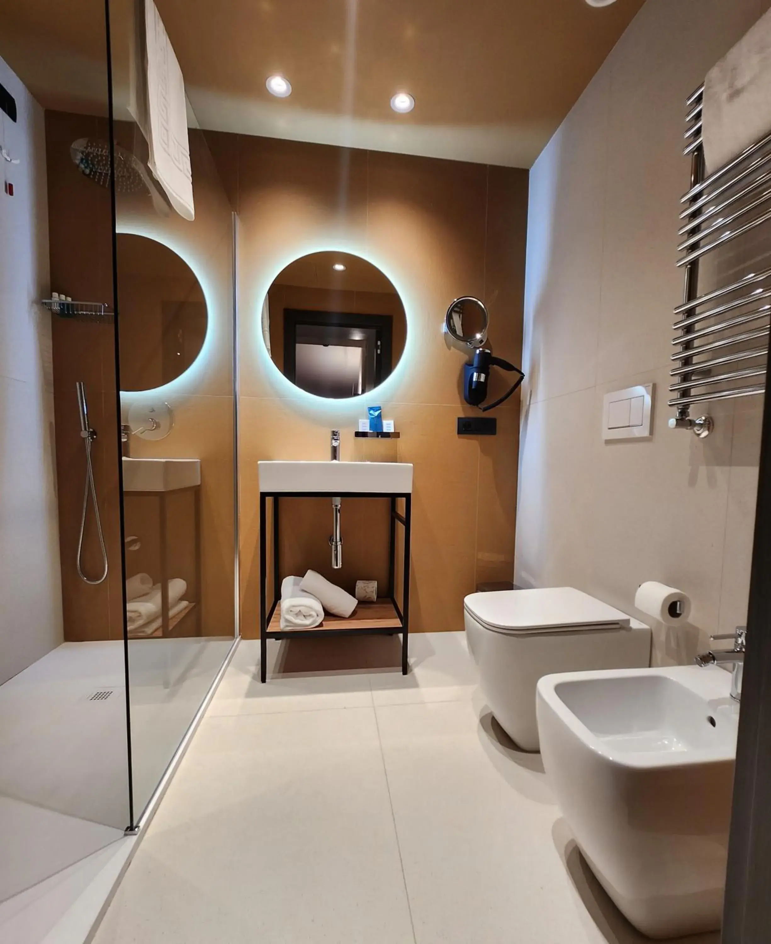 Shower, Bathroom in Hotel Imperial