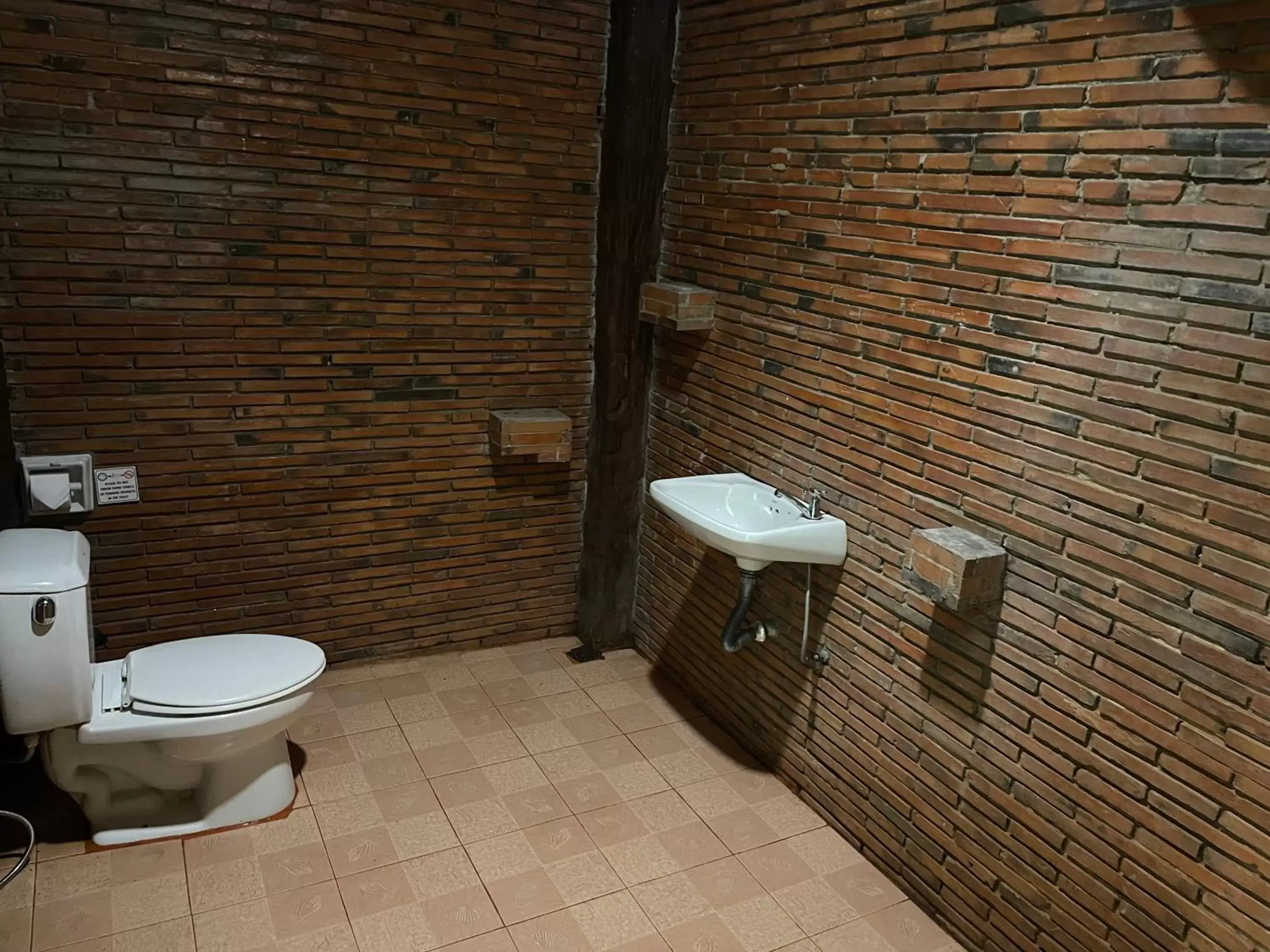 Toilet, Bathroom in Art's Riverview Lodge