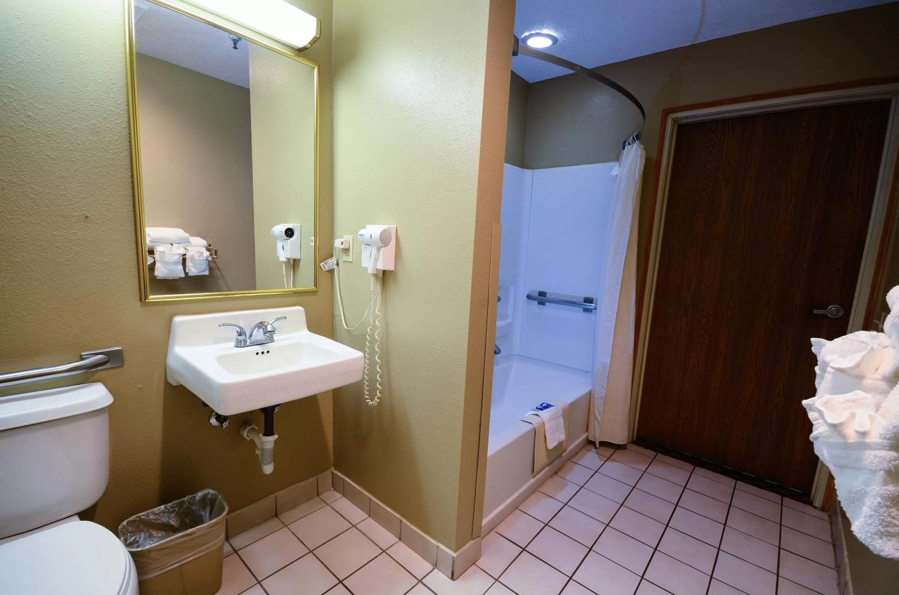 Bathroom in Desert Inn Tucumcari