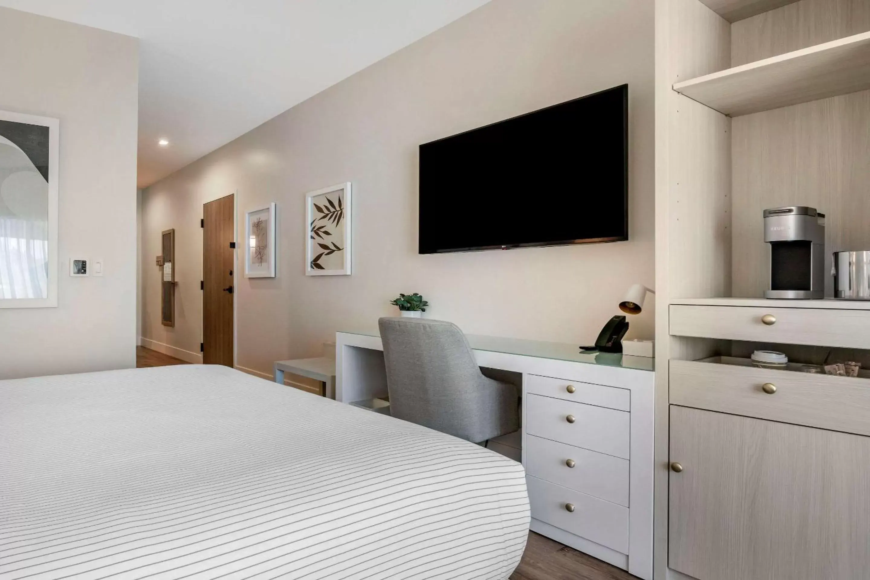 Bed, TV/Entertainment Center in Cambria Hotel Calabasas